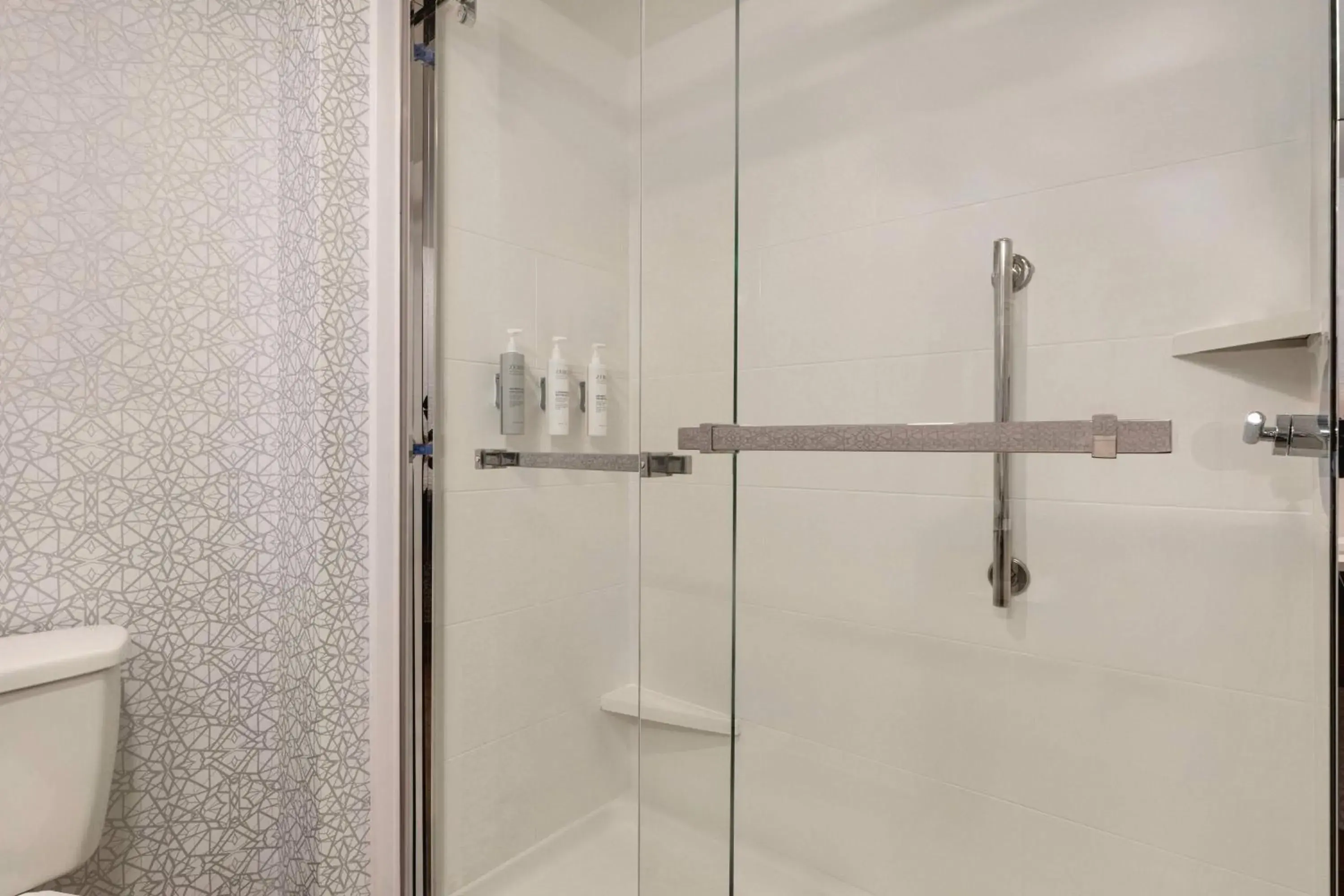 Bathroom in Hampton Inn Waynesboro/Stuarts Draft Bathroom in Hampton Inn Waynesboro/Stuarts Draft