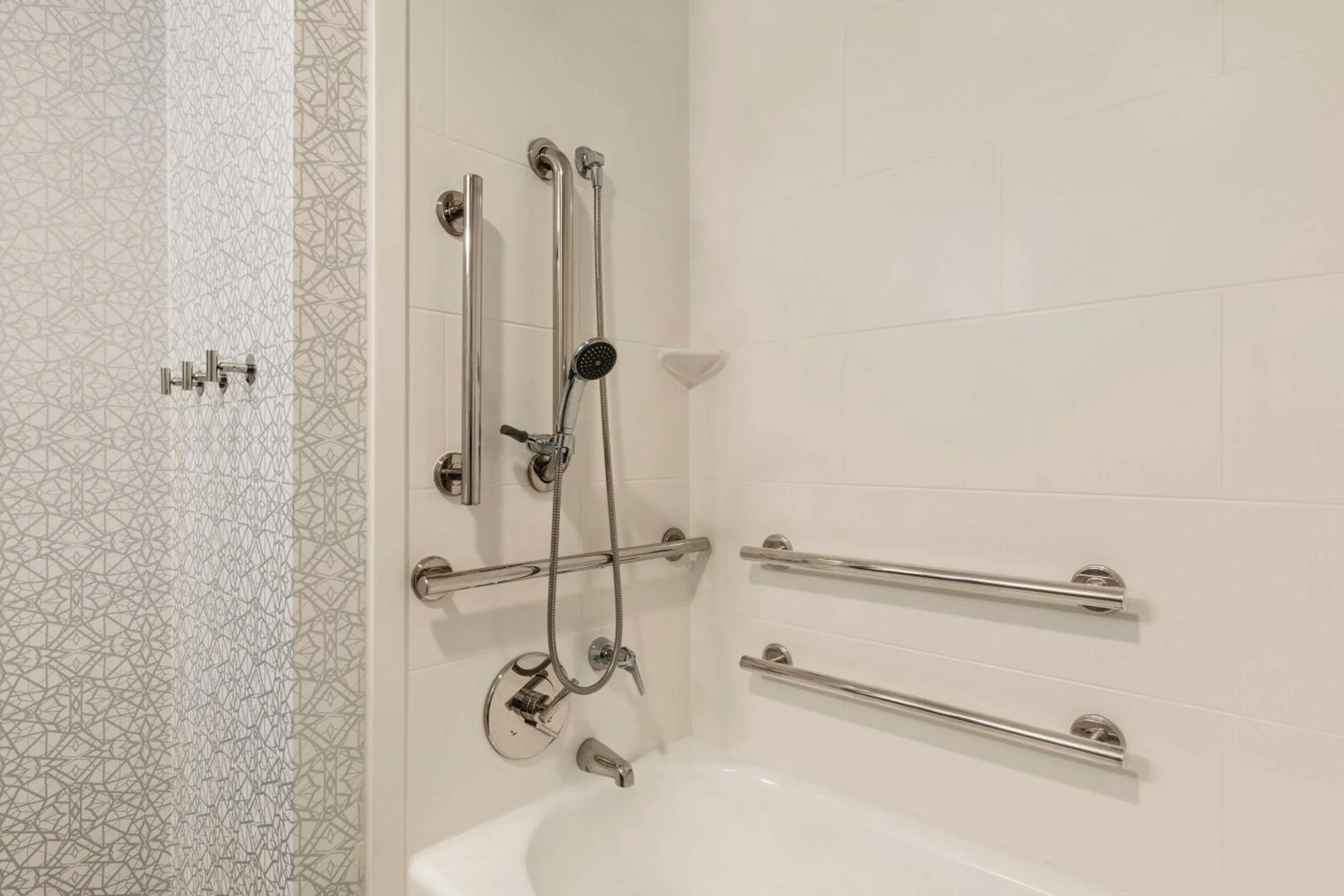 Bathroom in Hampton Inn Waynesboro/Stuarts Draft