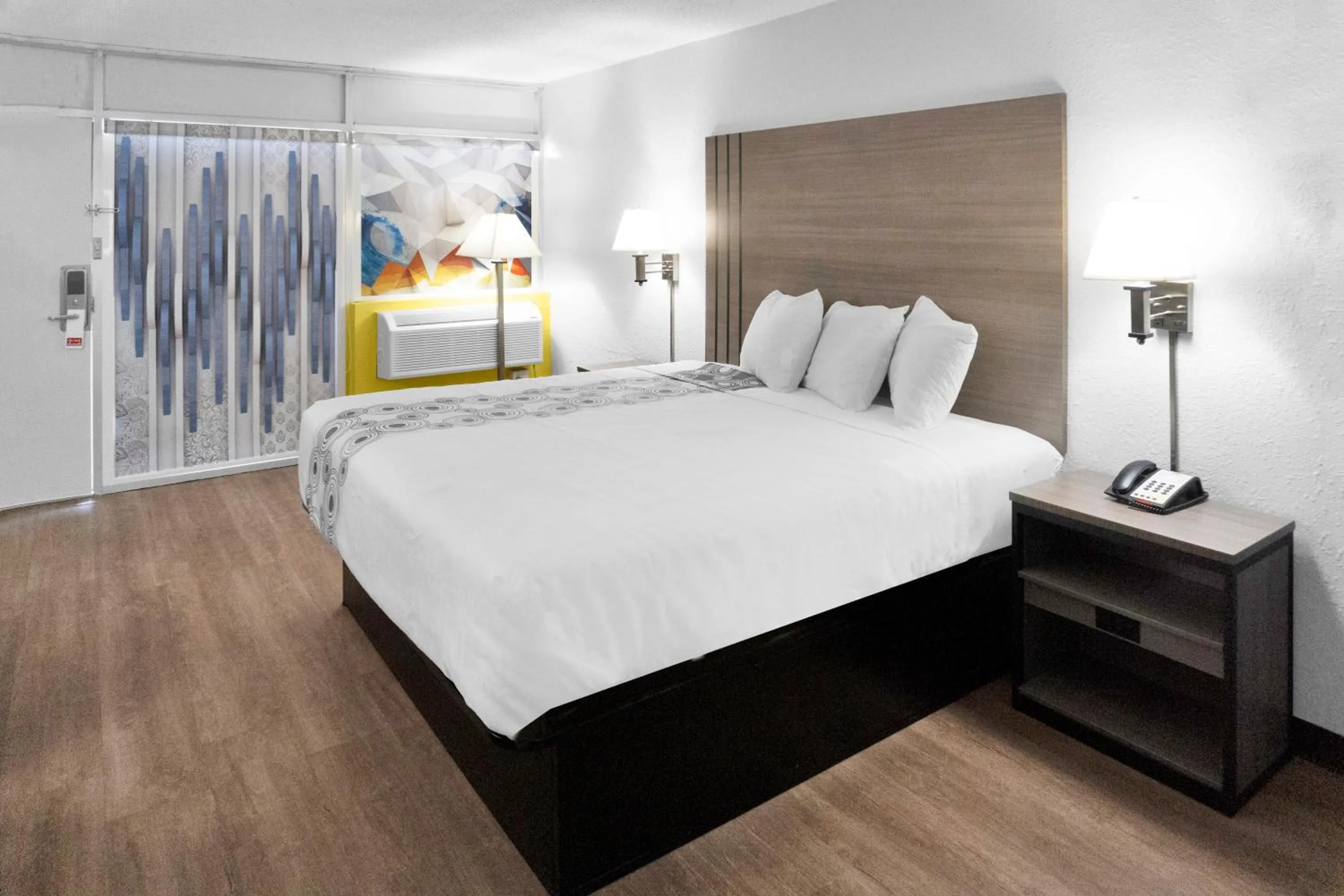 Bedroom, Bed in Econo Lodge Carlsbad Caverns Area