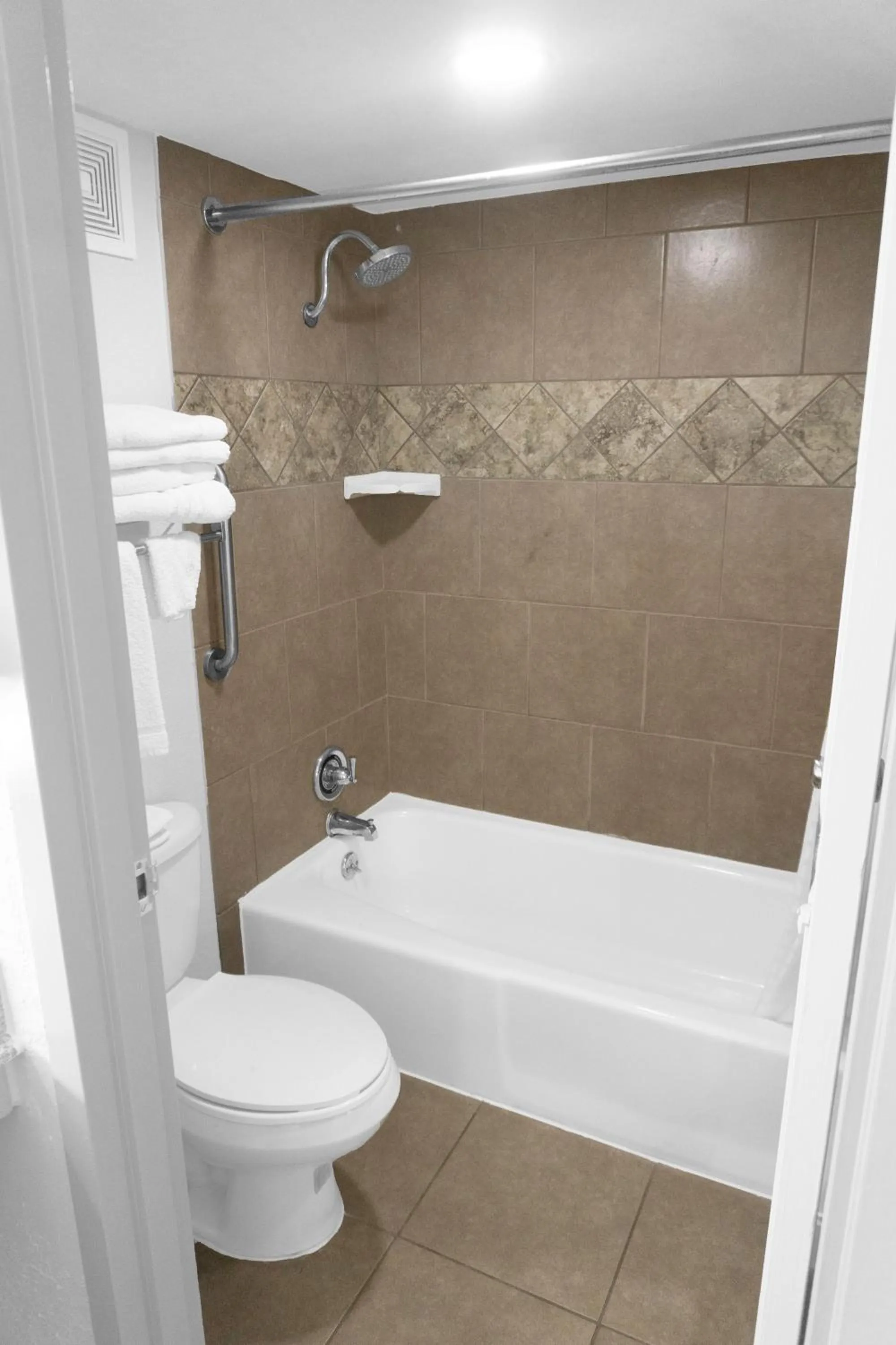 Bath in Econo Lodge Carlsbad Caverns Area