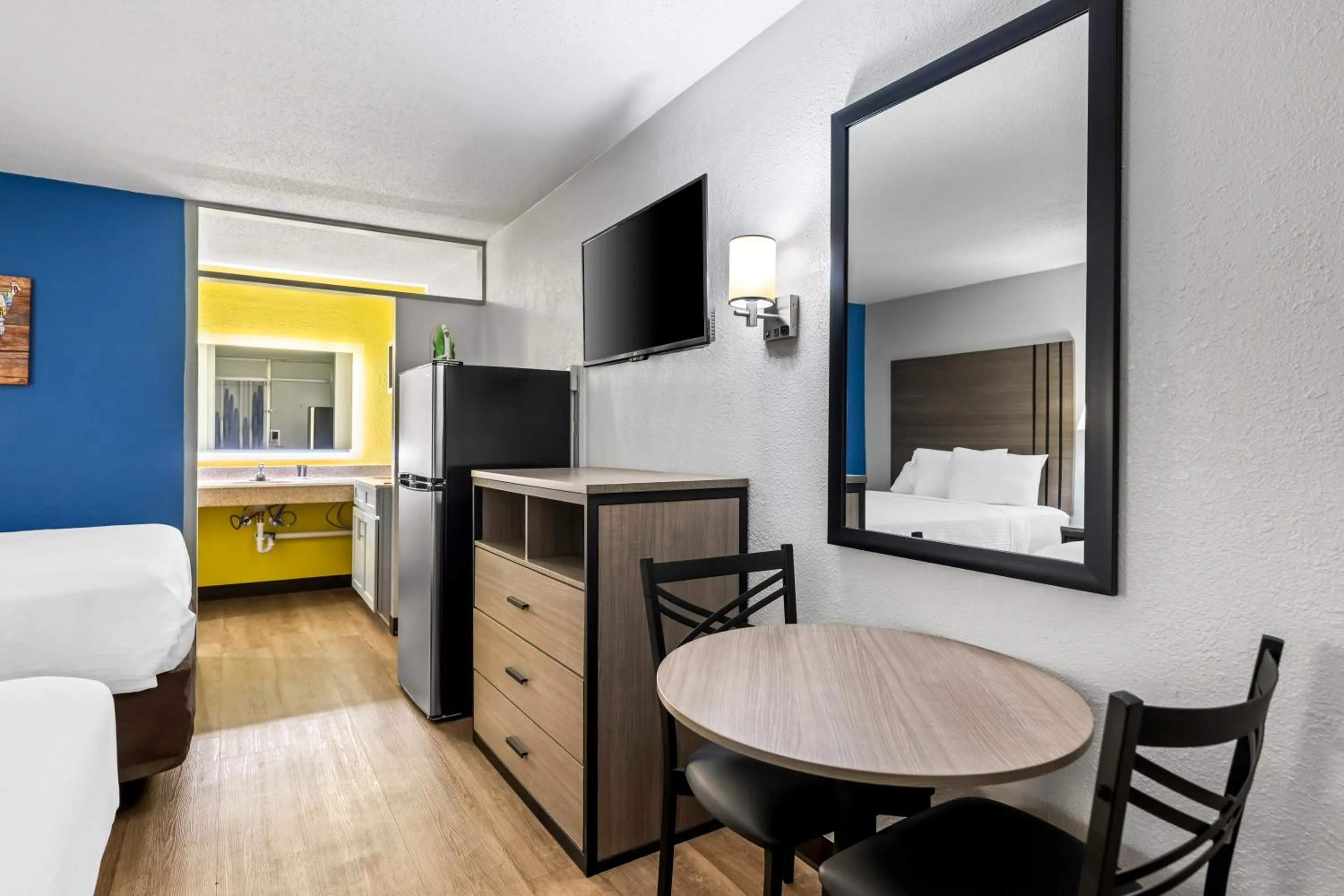 Bed in Econo Lodge Carlsbad Caverns Area