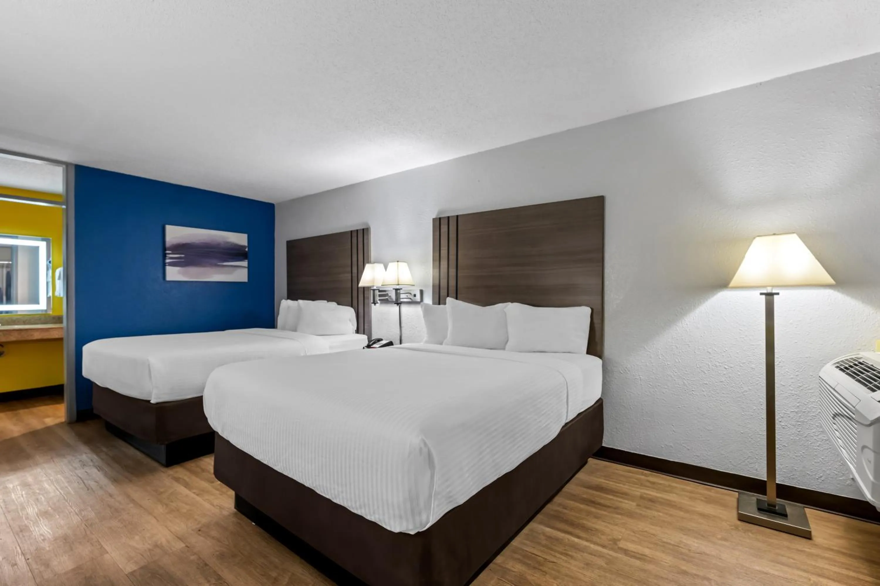 Bed in Econo Lodge Carlsbad Caverns Area