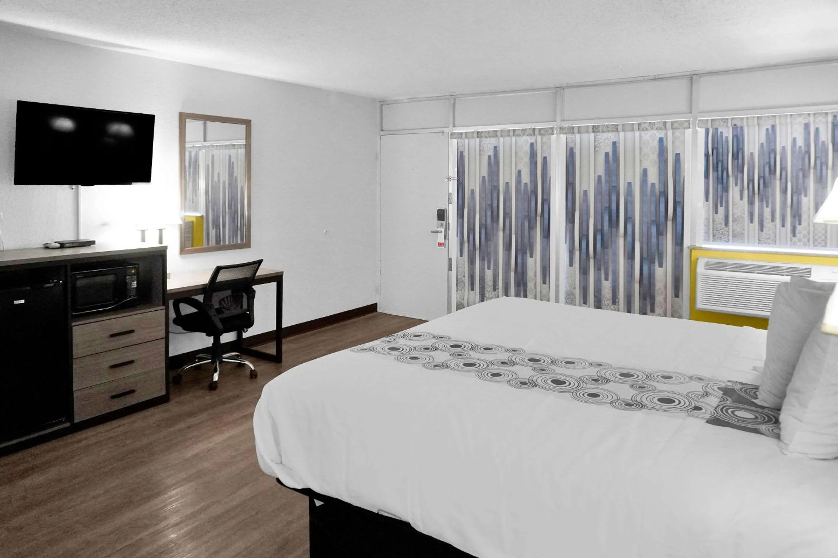 Bedroom, Bed in Econo Lodge Carlsbad Caverns Area