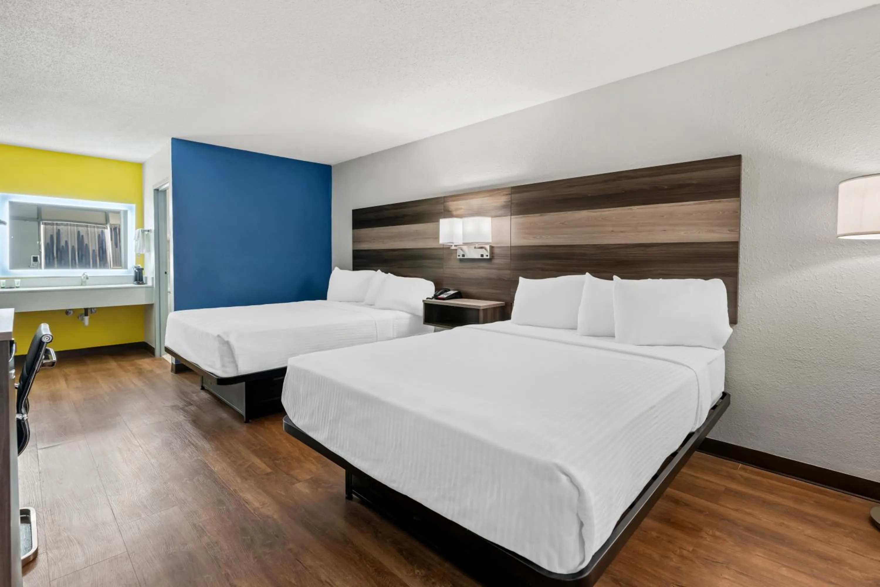 Bed in Econo Lodge Carlsbad Caverns Area