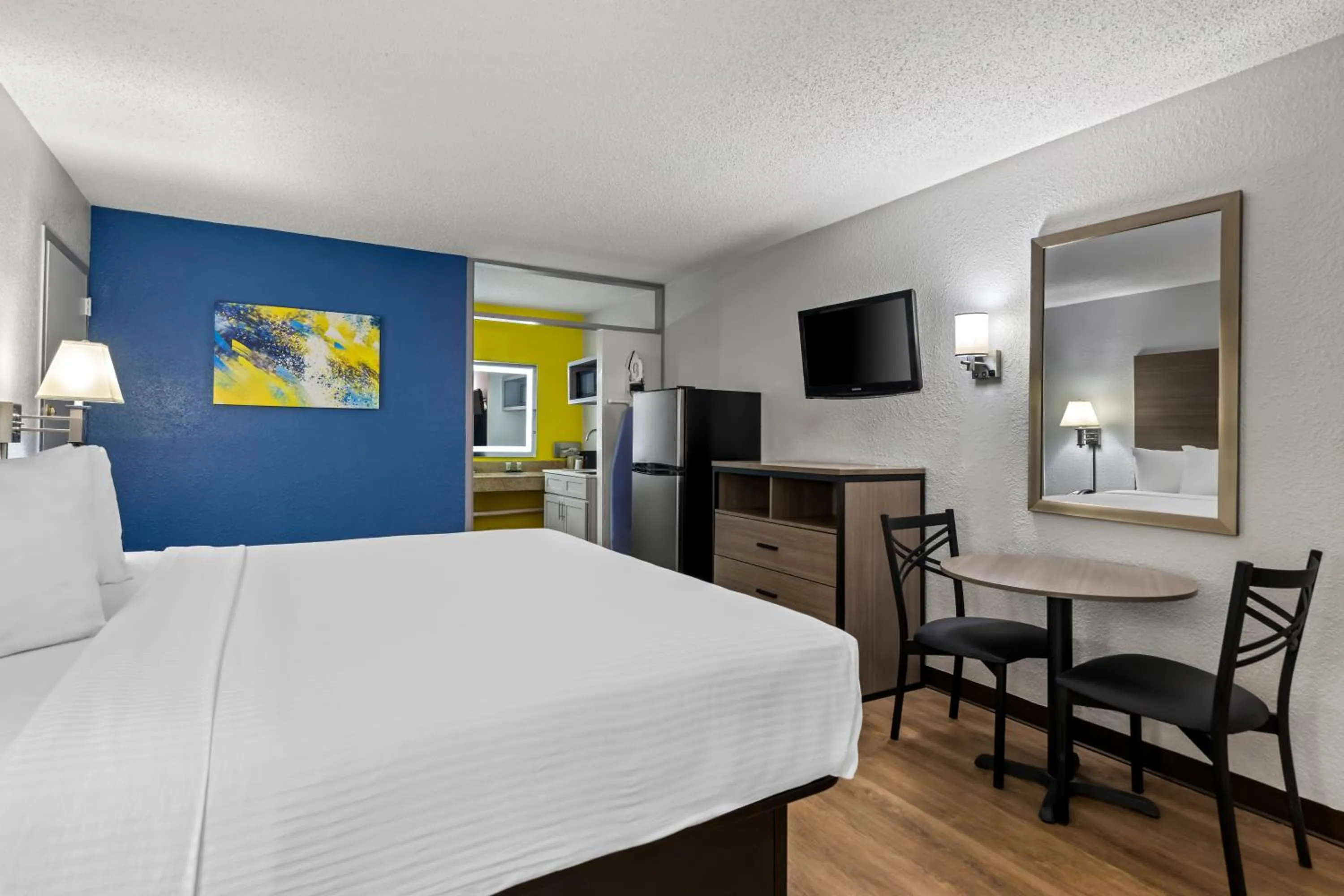 Bed in Econo Lodge Carlsbad Caverns Area