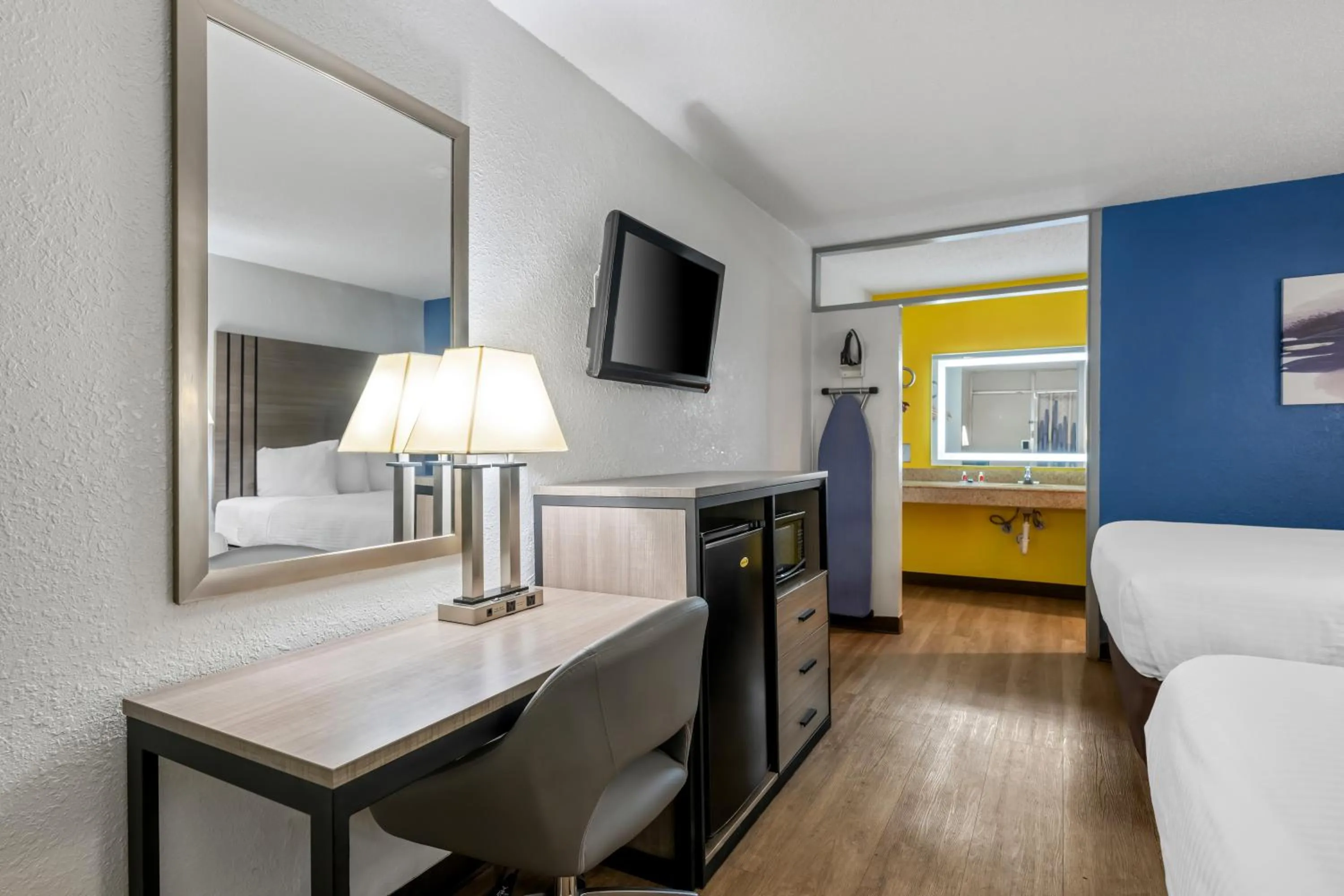 Bed in Econo Lodge Carlsbad Caverns Area