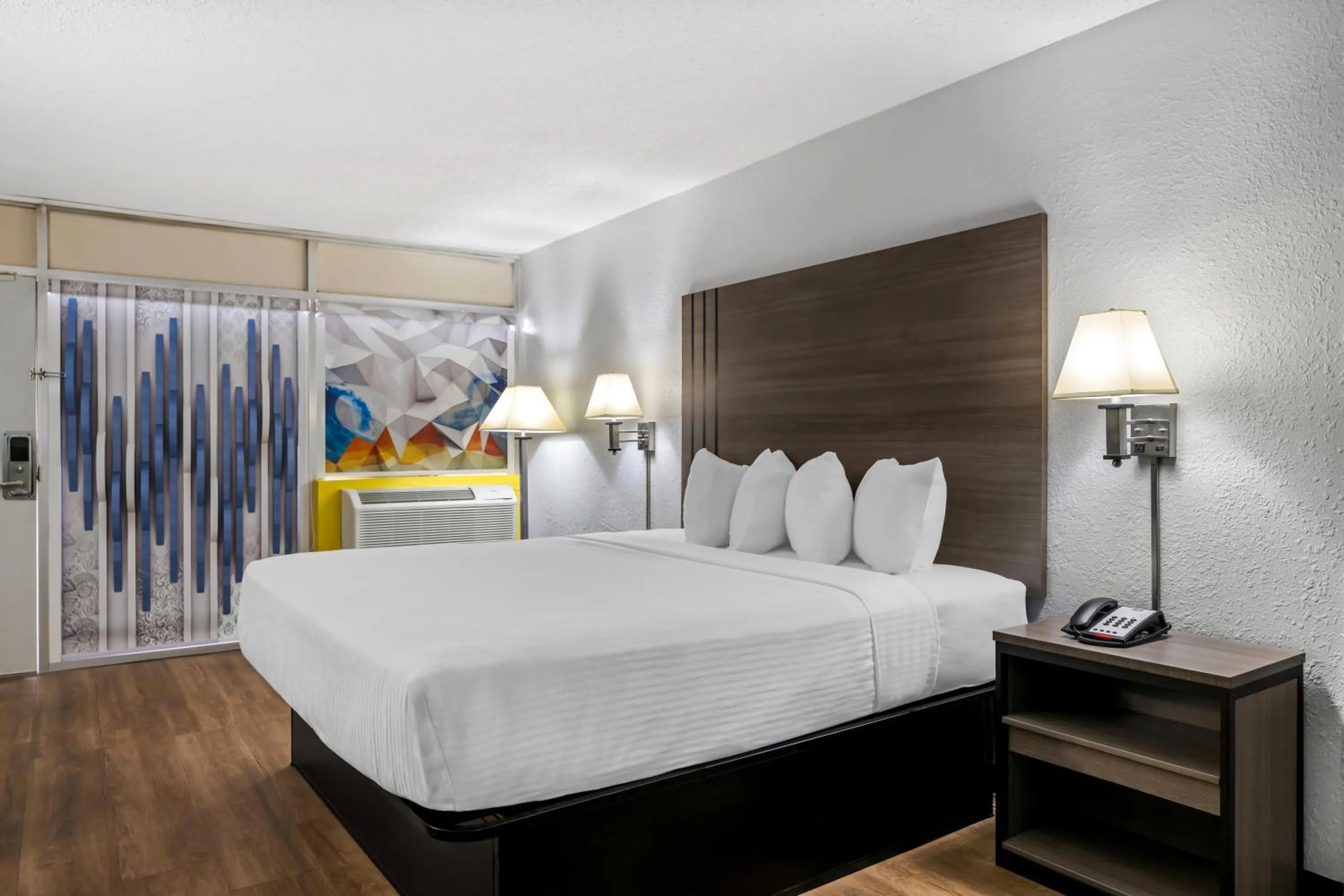 Bed in Econo Lodge Carlsbad Caverns Area