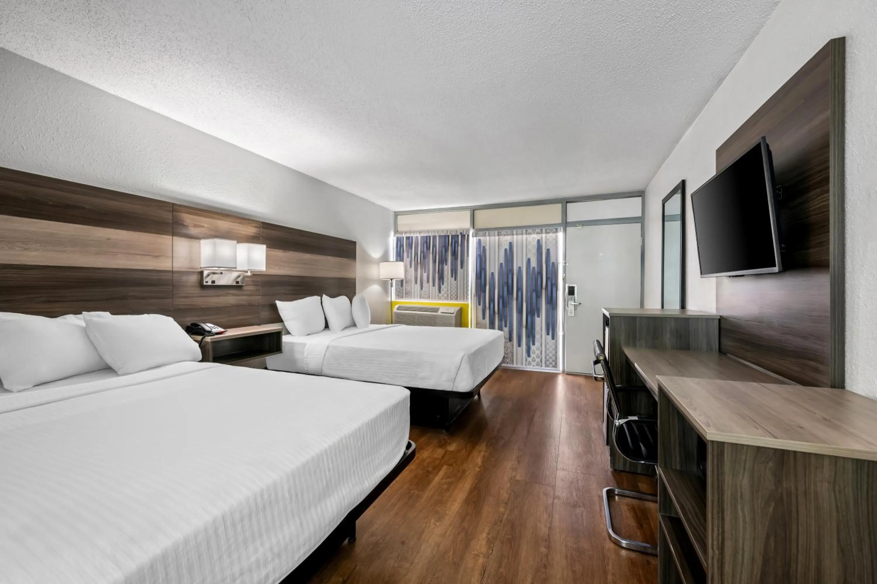 Bed in Econo Lodge Carlsbad Caverns Area