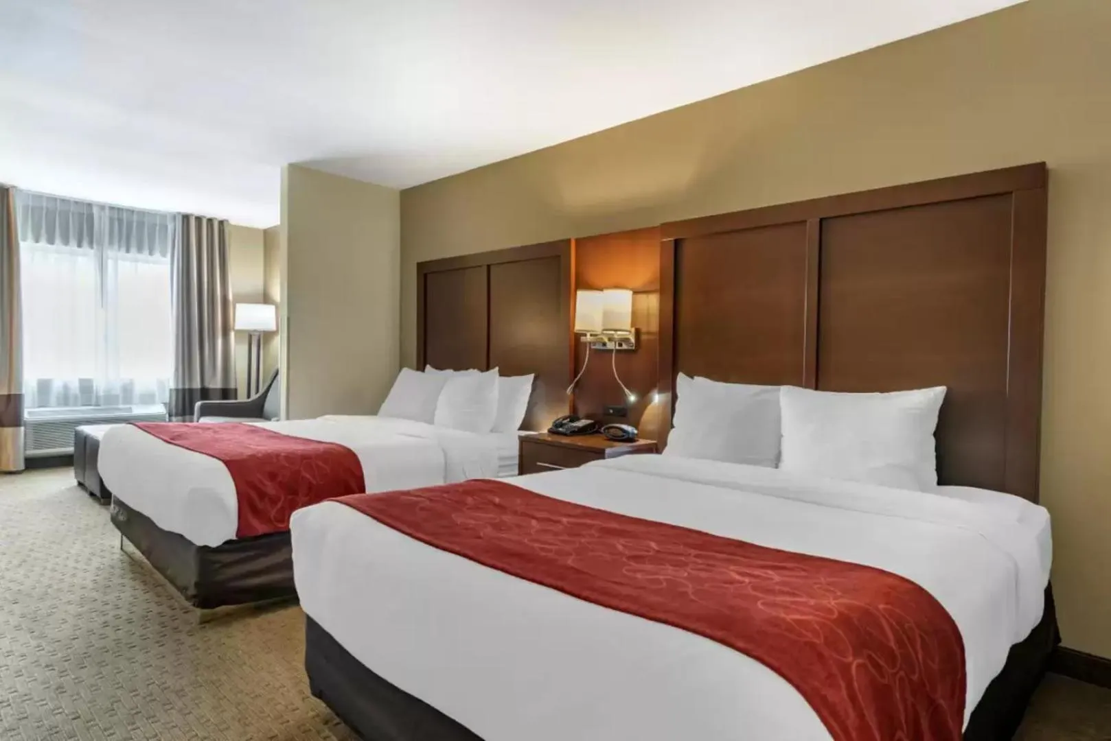 Photo of the whole room, Bed in Comfort Suites Mason near Kings Island