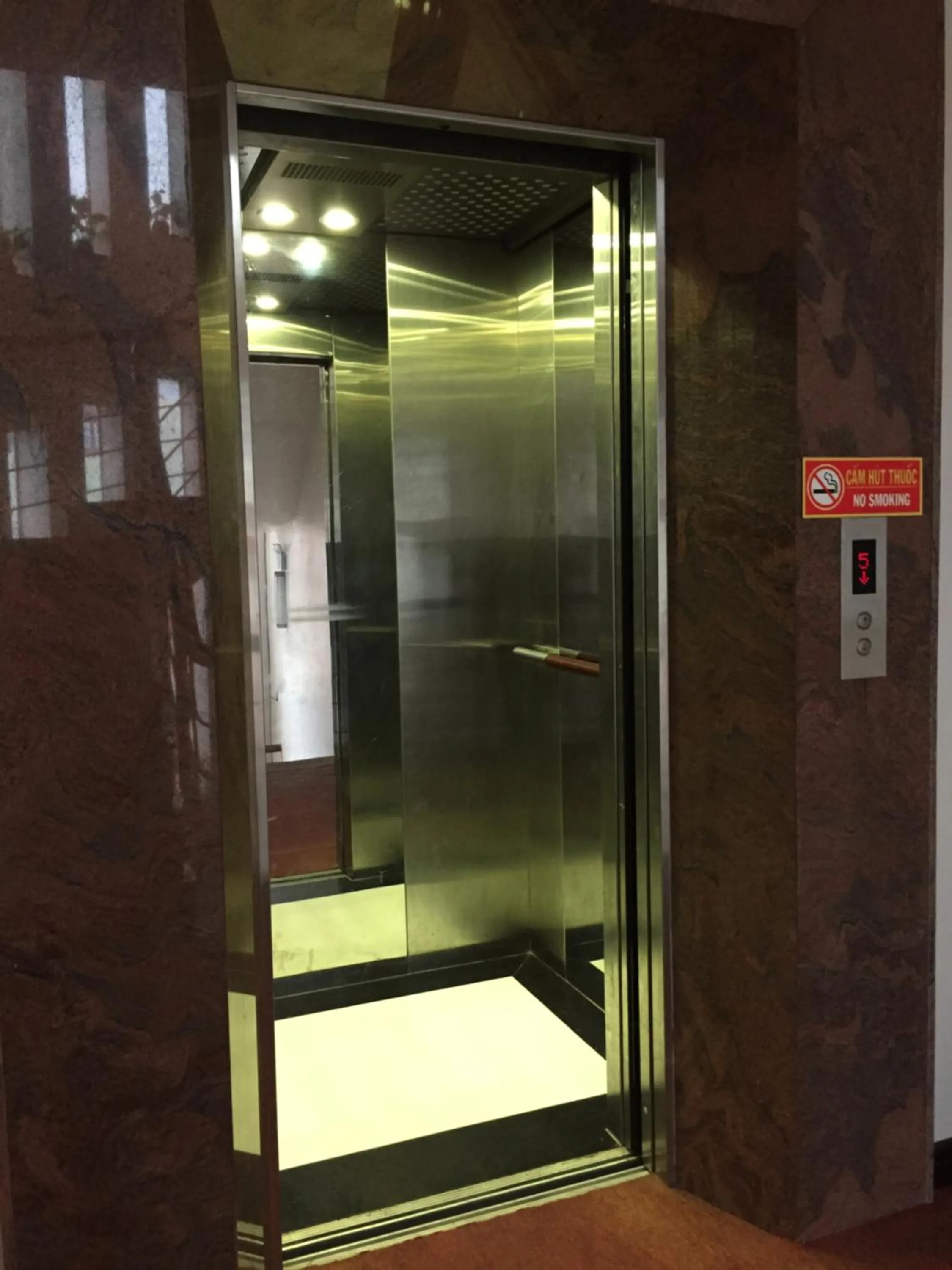 elevator in Thai Hoa Hotel