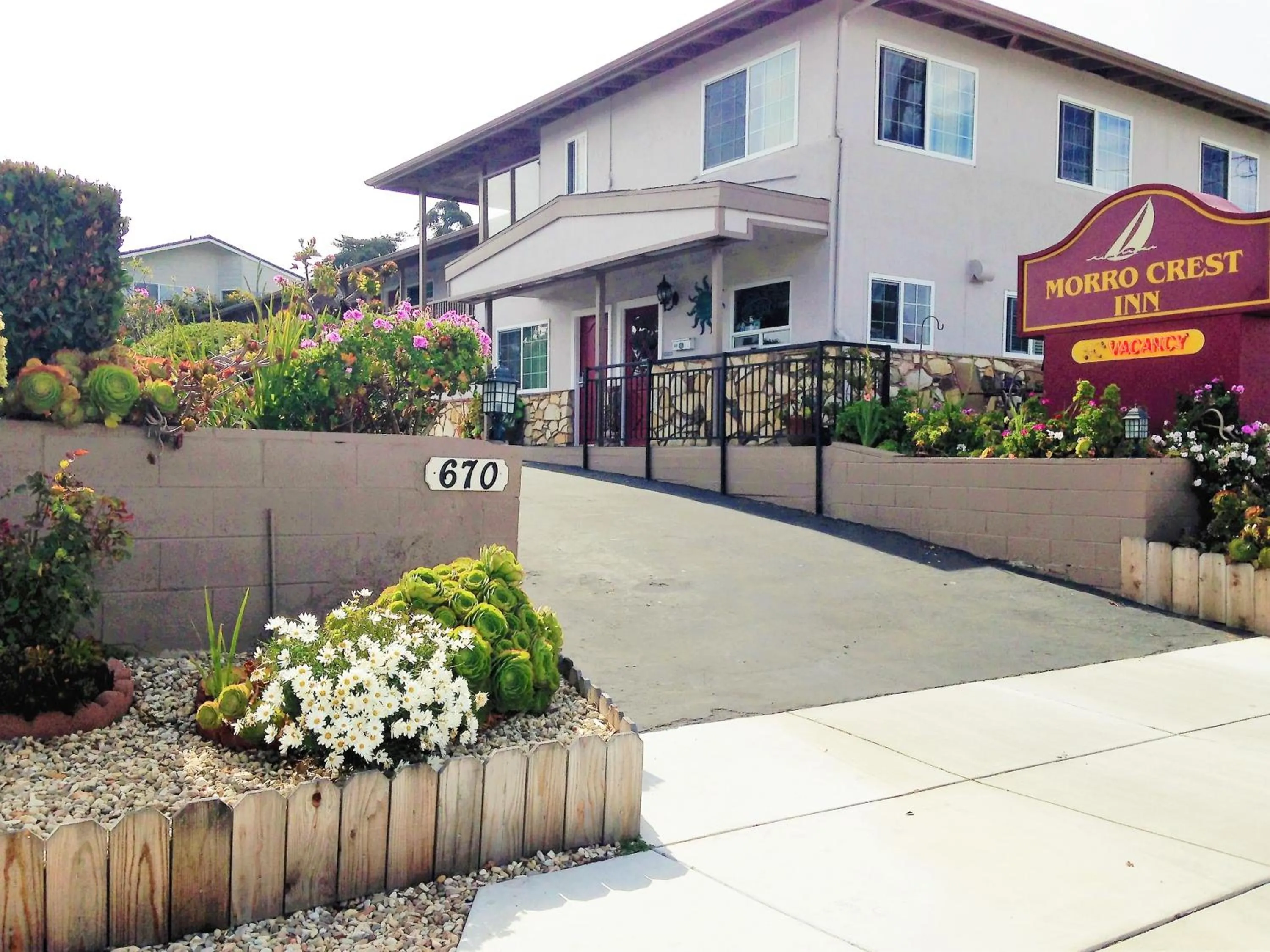 Facade/entrance in Morro Crest Inn