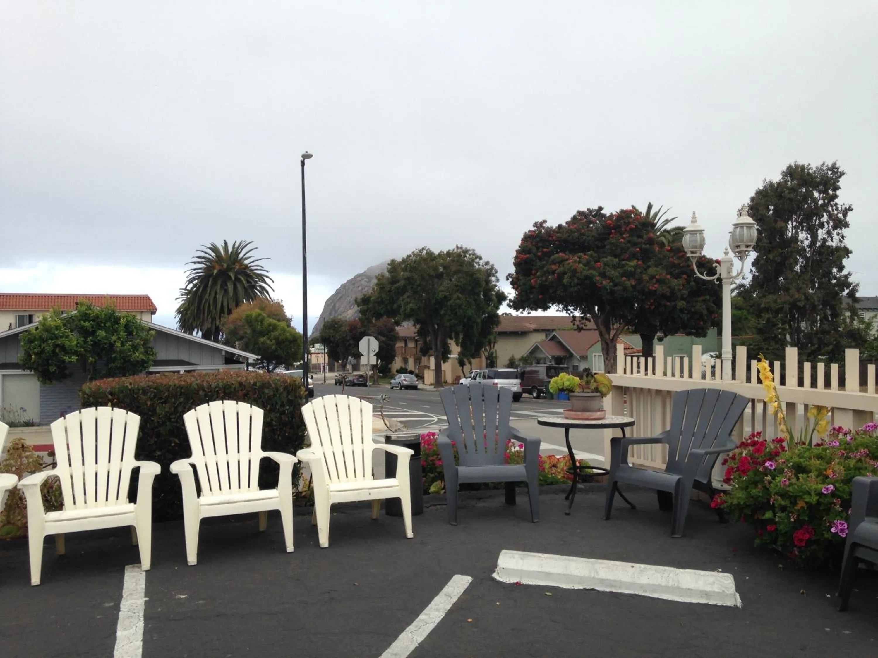 Seating area in Morro Crest Inn