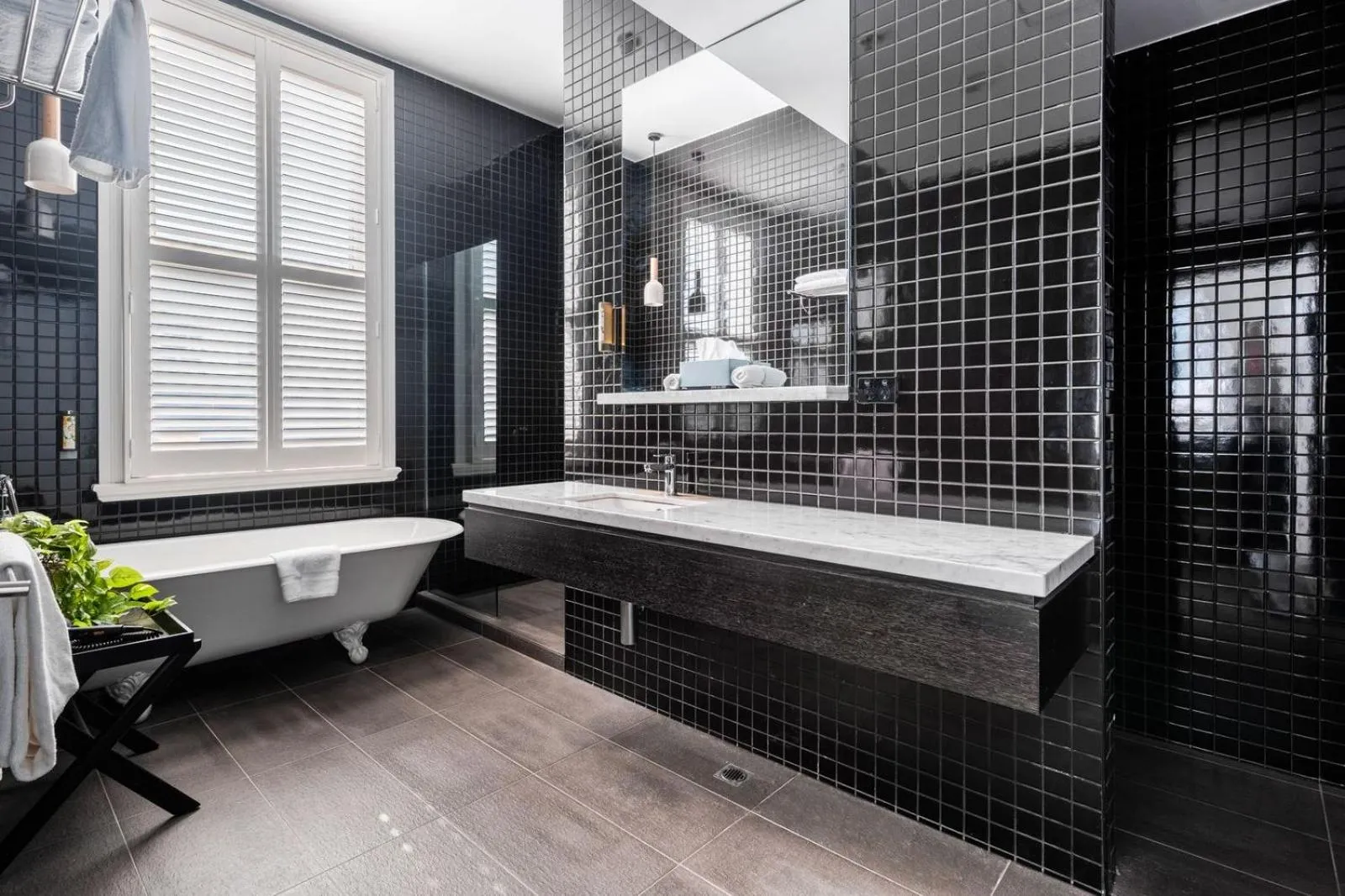 Bathroom in Middle Park Hotel