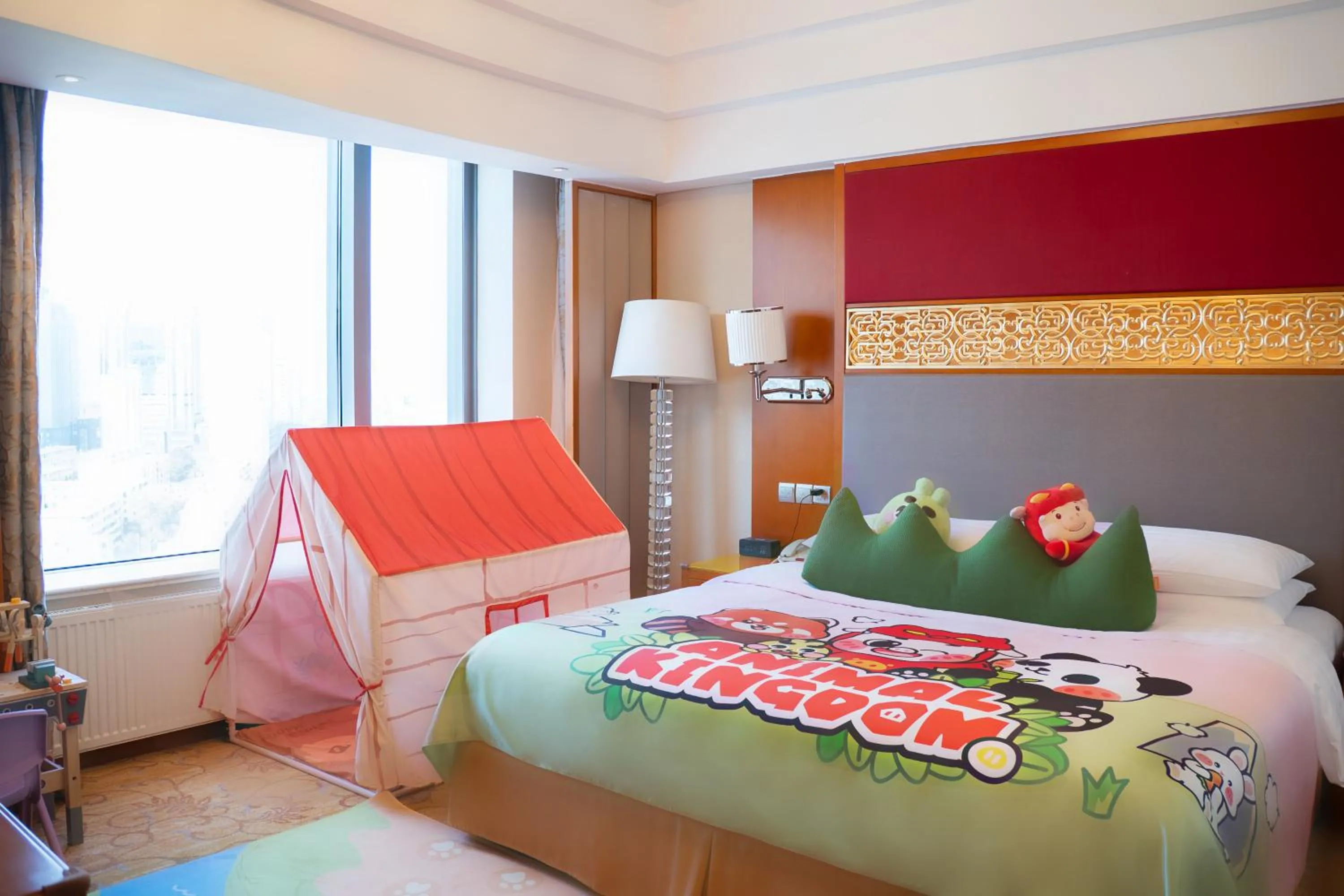 Photo of the whole room, Bed in Shangri-La Huhhot