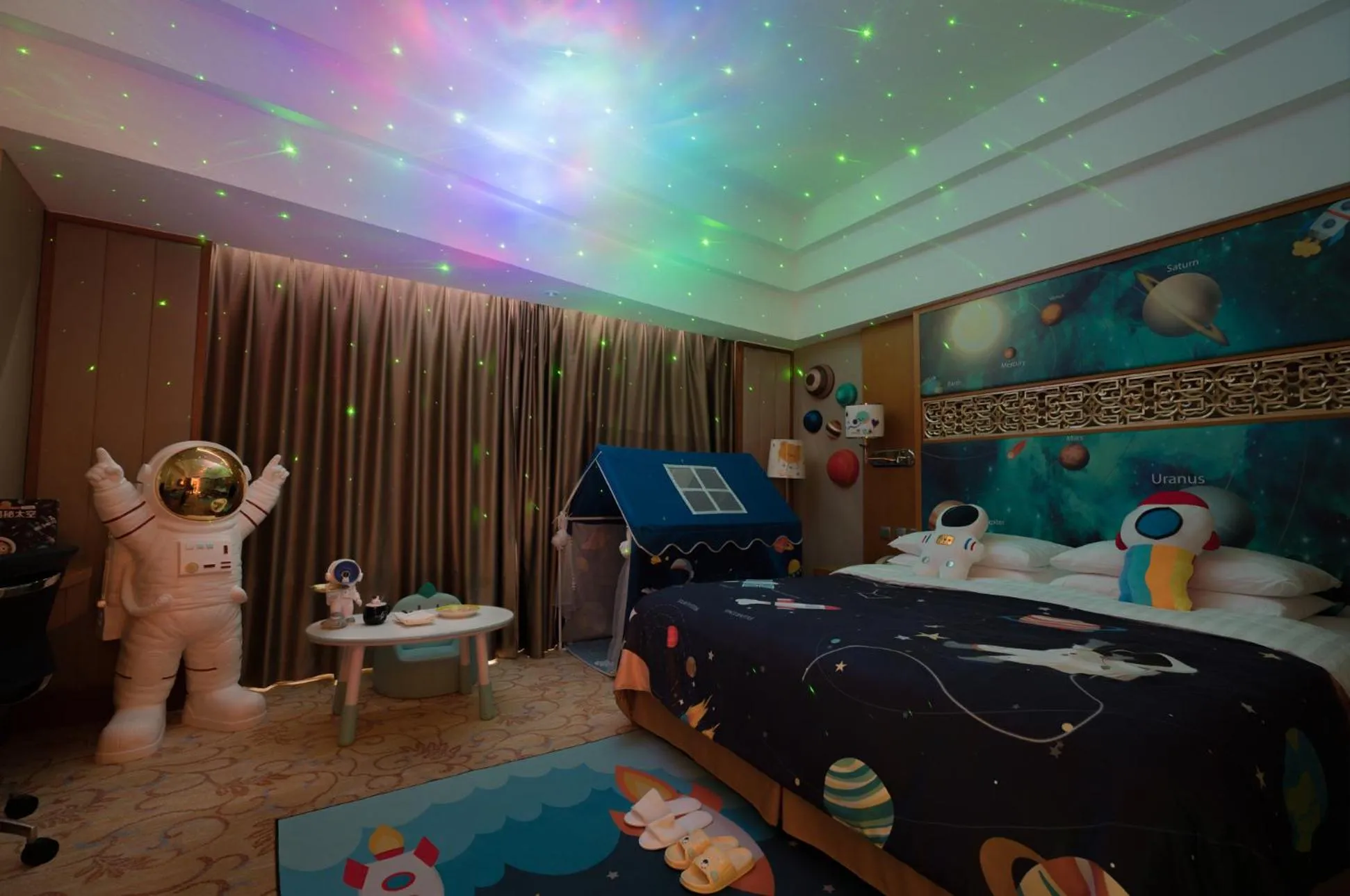 Photo of the whole room, Bed in Shangri-La Huhhot