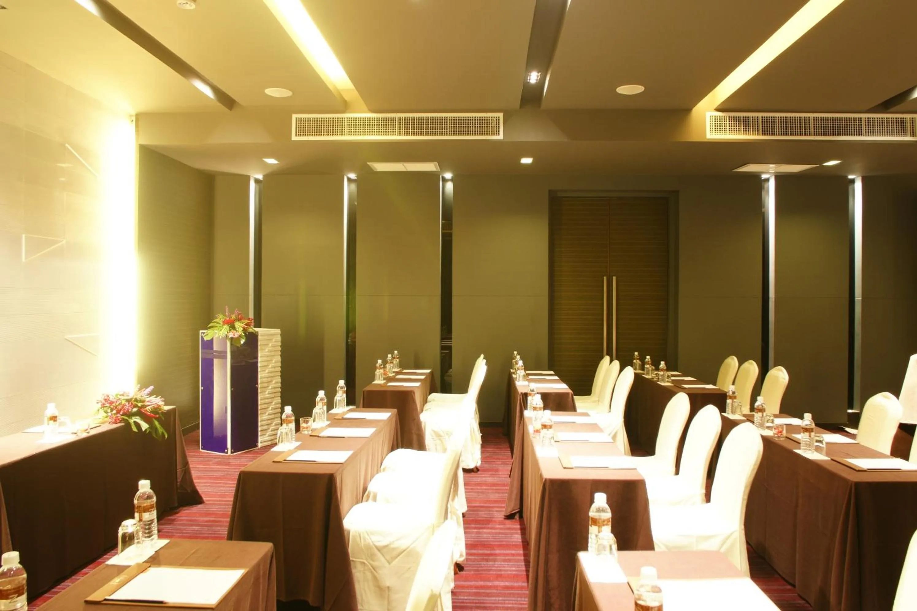 Business facilities in Z Through By The Zign