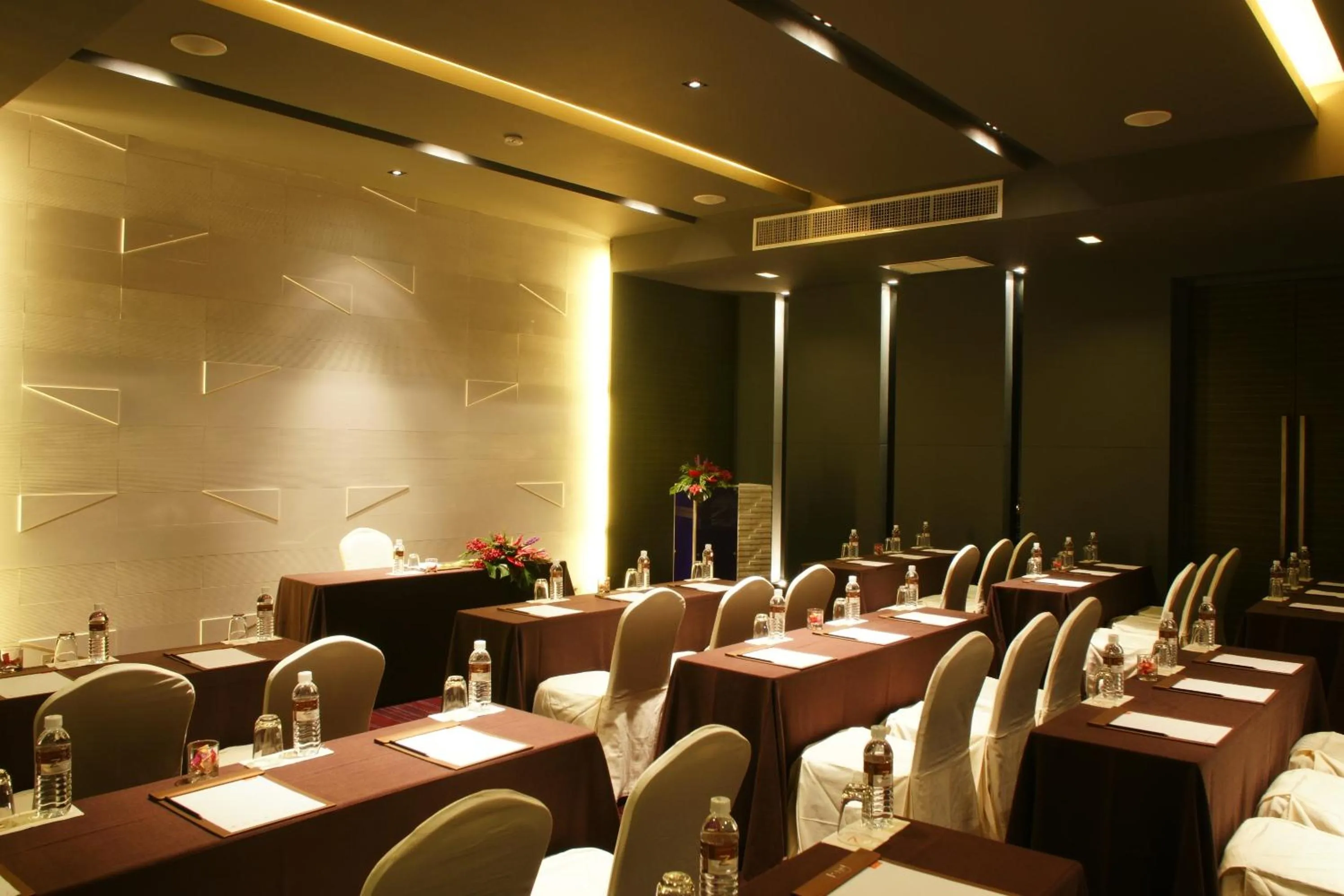 Business facilities in Z Through By The Zign