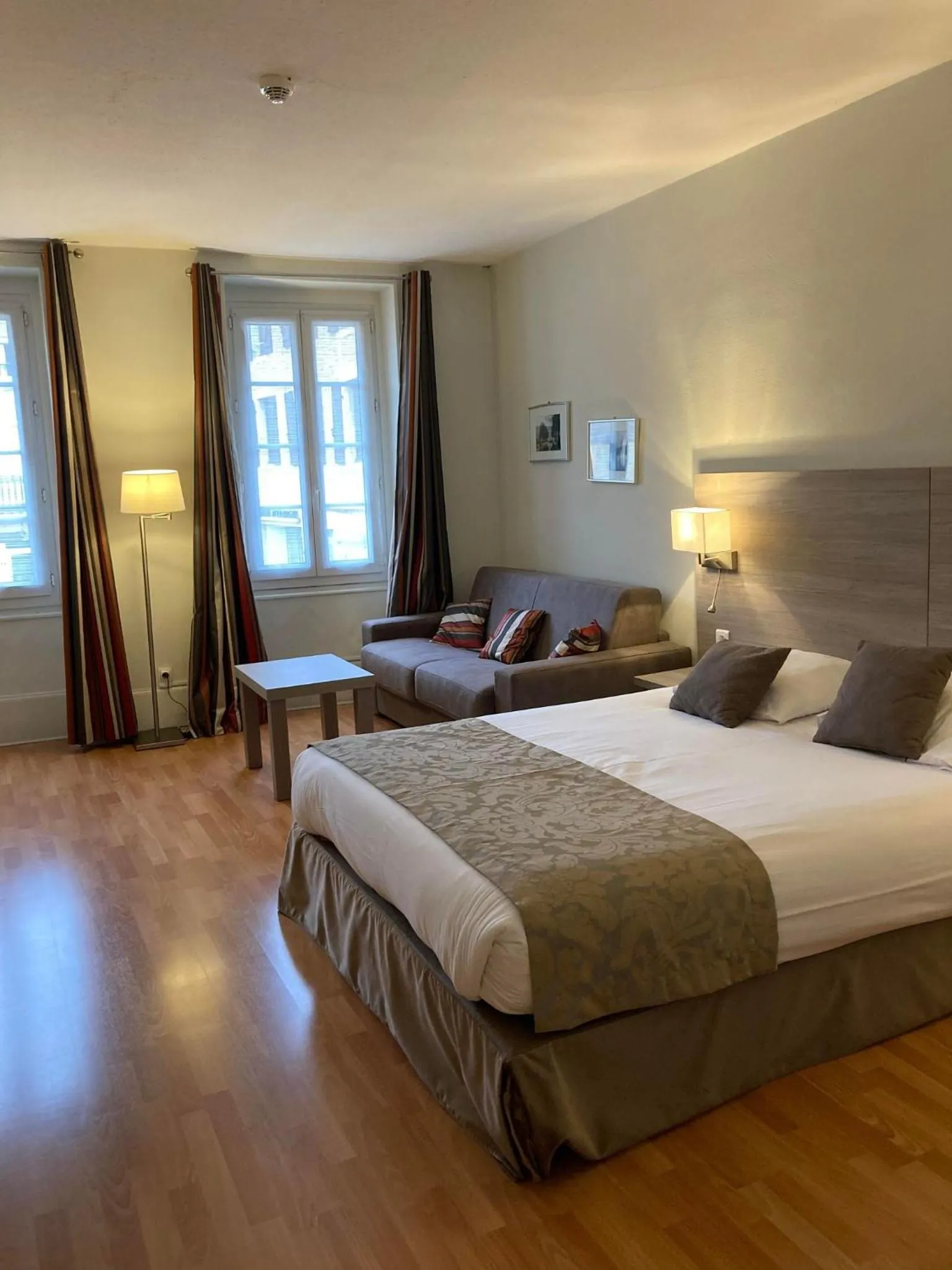 Bed in Hôtel de la Poste