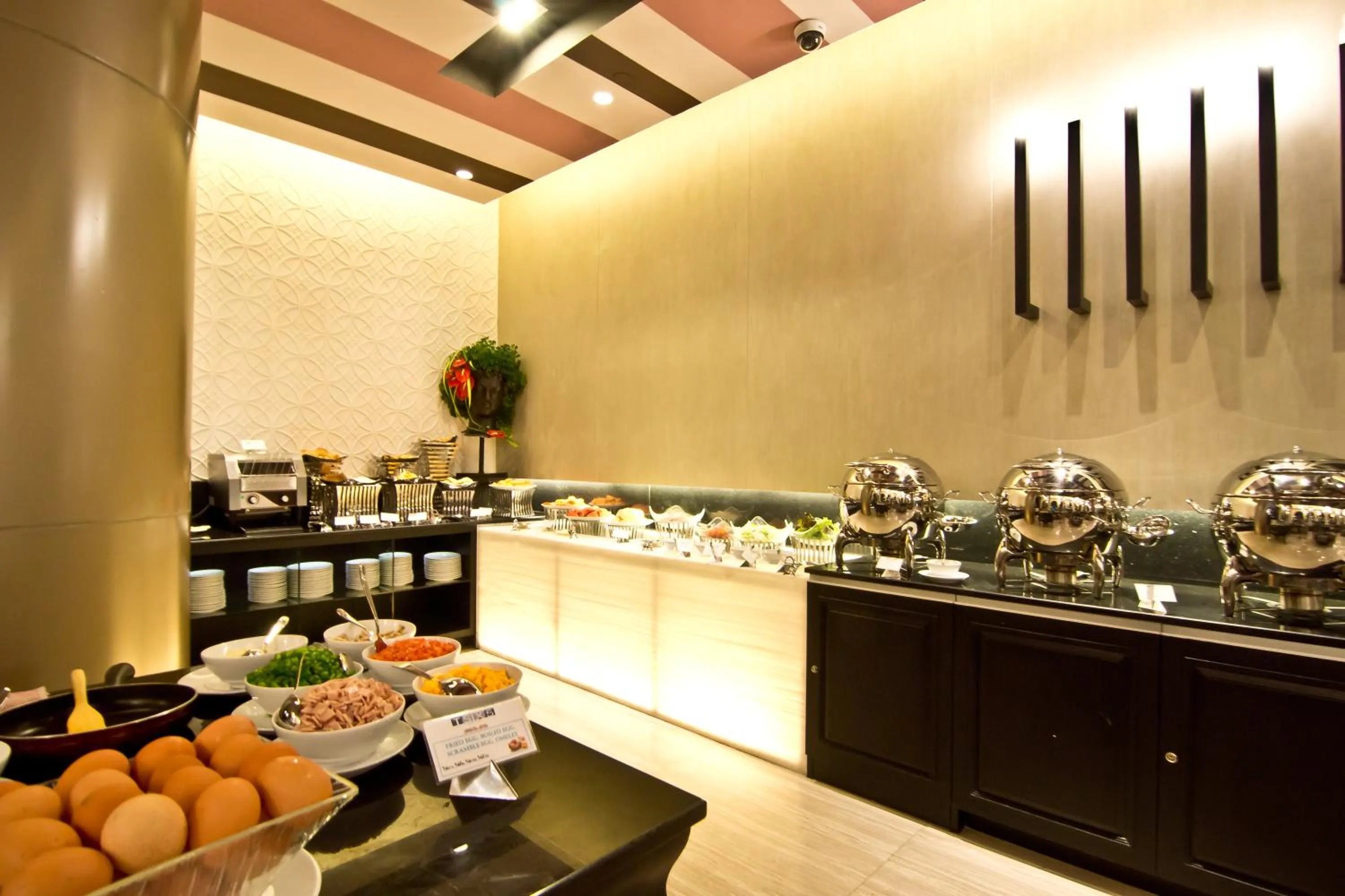 Restaurant/places to eat in Tsix5 Hotel