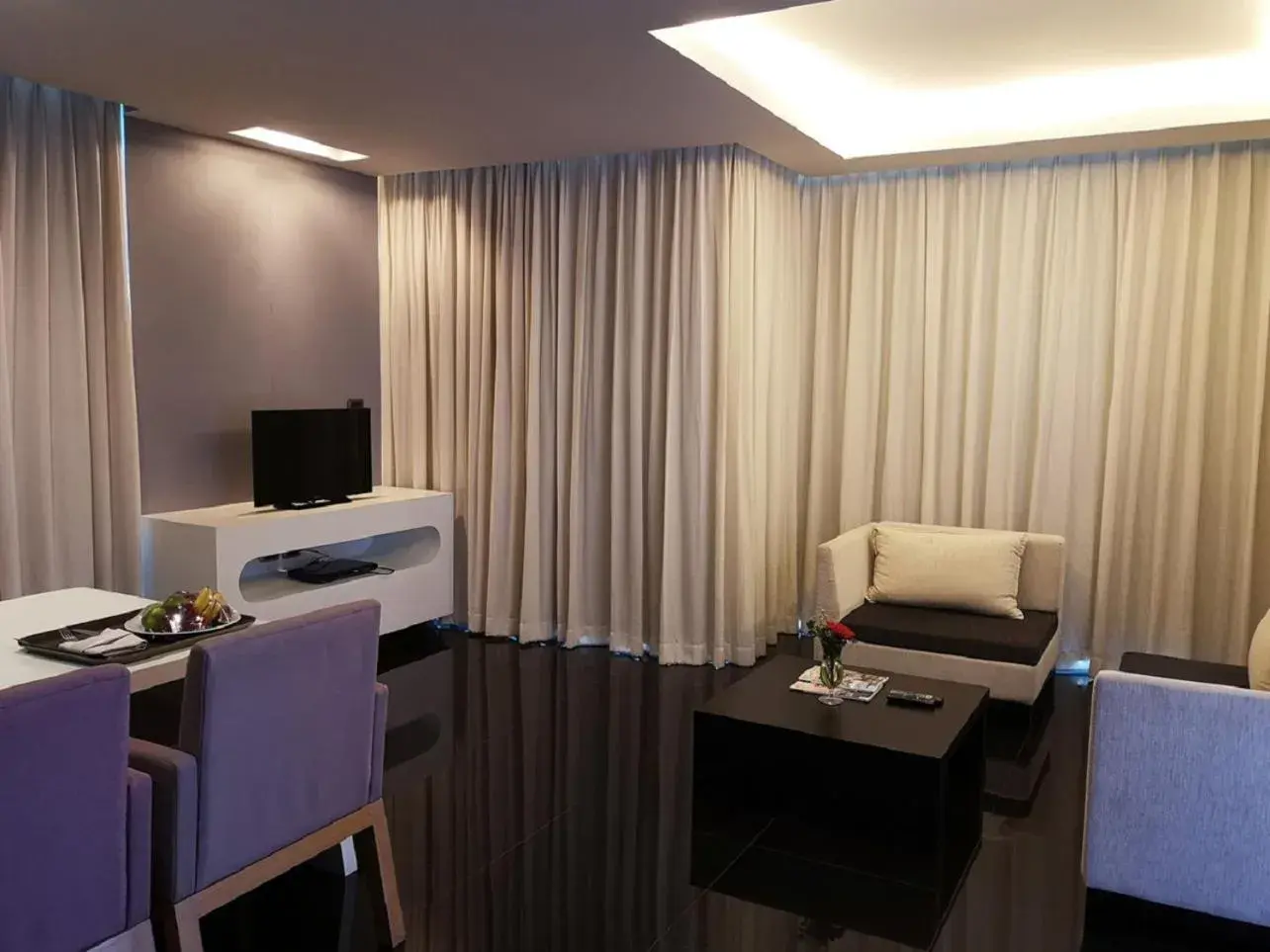 Living room, TV/Entertainment Center in Tsix5 Hotel