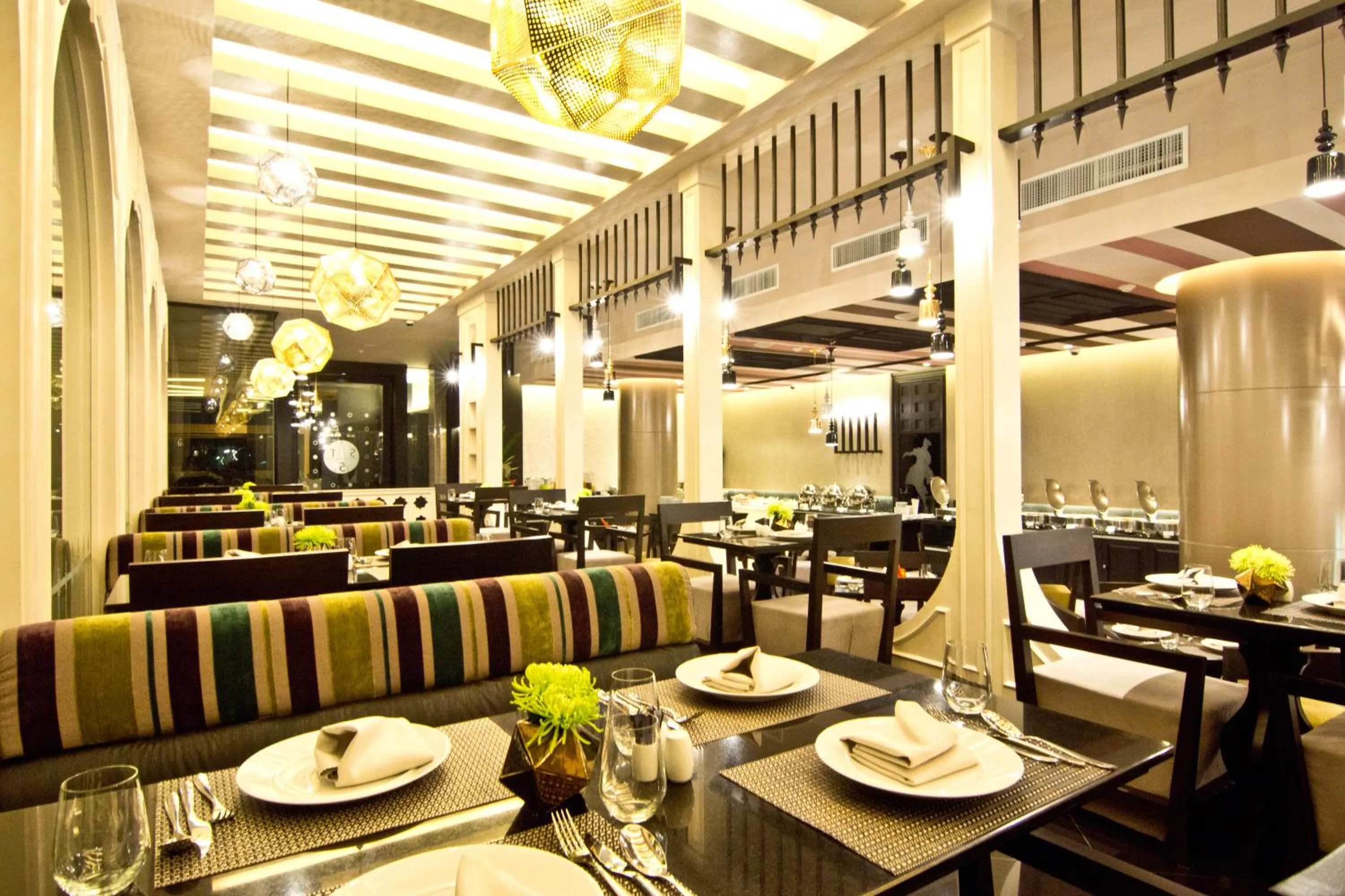 Restaurant/places to eat in Tsix5 Hotel