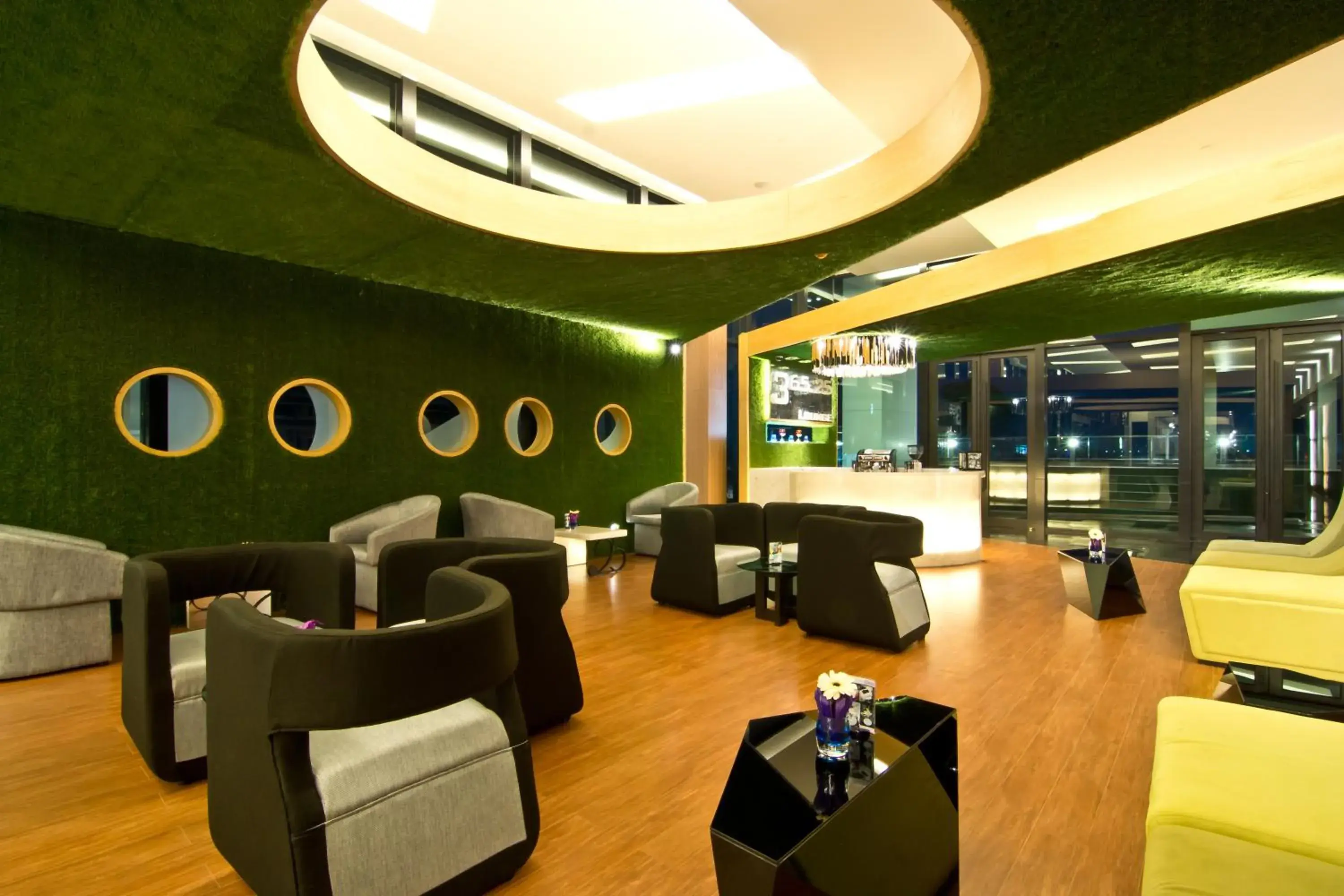 Communal lounge/ TV room, Lounge/Bar in Tsix5 Hotel