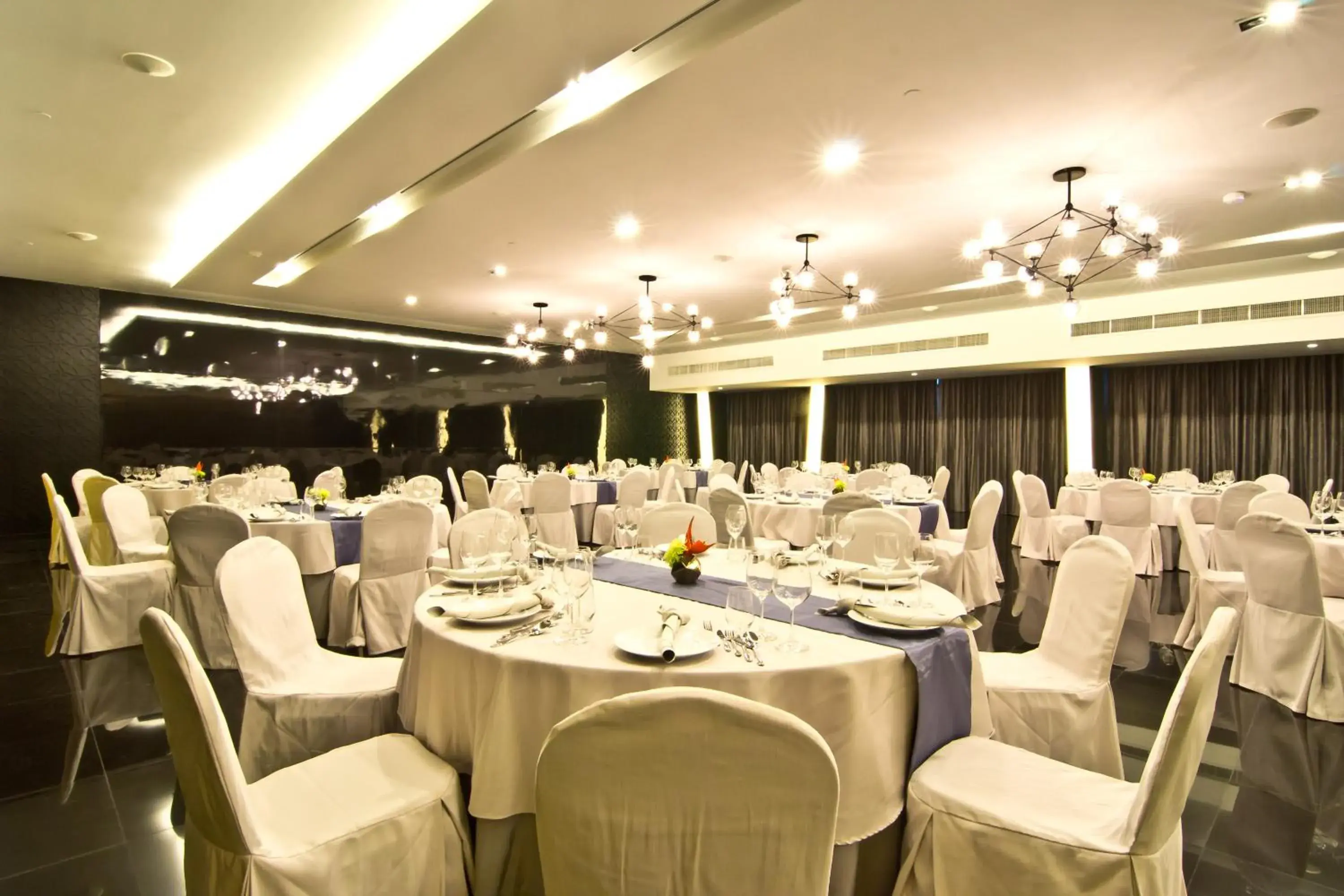 Banquet/Function facilities, Restaurant/Places to Eat in Tsix5 Hotel