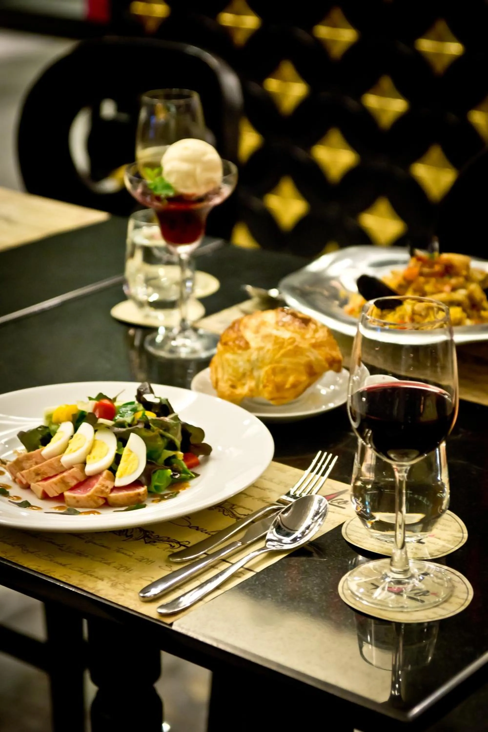 Restaurant/places to eat in Tsix5 Hotel