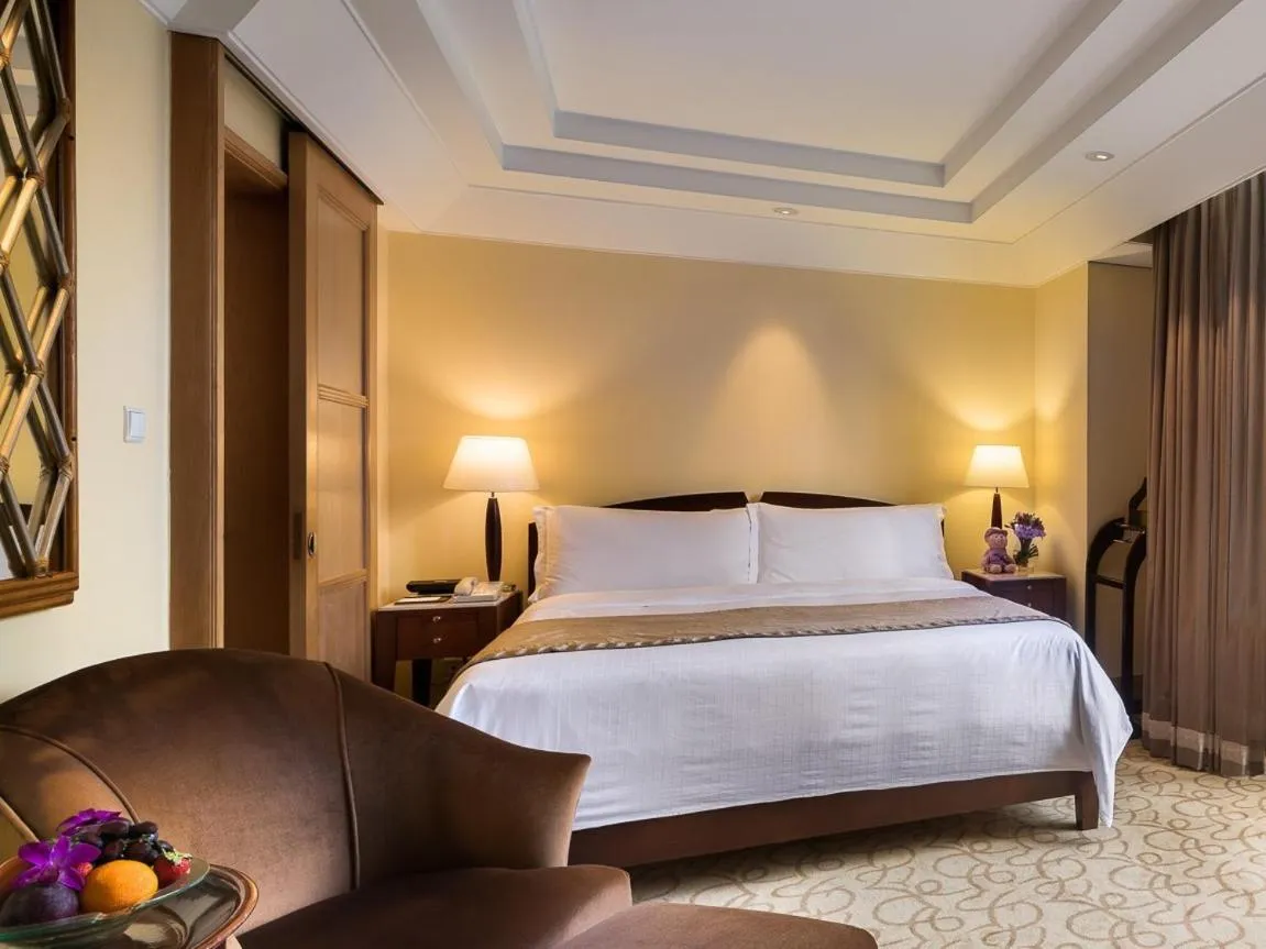 Bedroom, Bed in The Fullerton Hotel Singapore