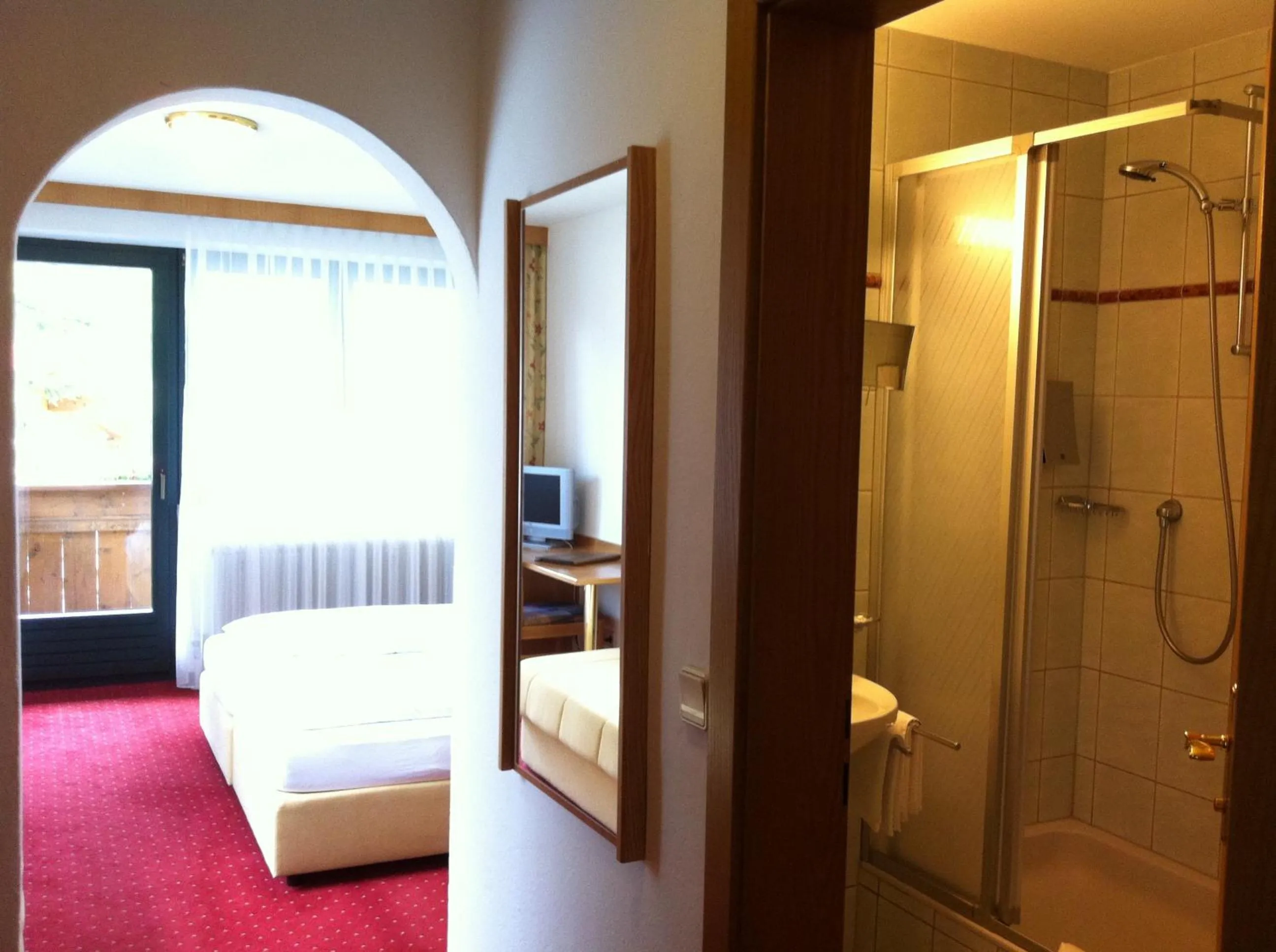 Bathroom, Bed in Hotel Medrazerhof
