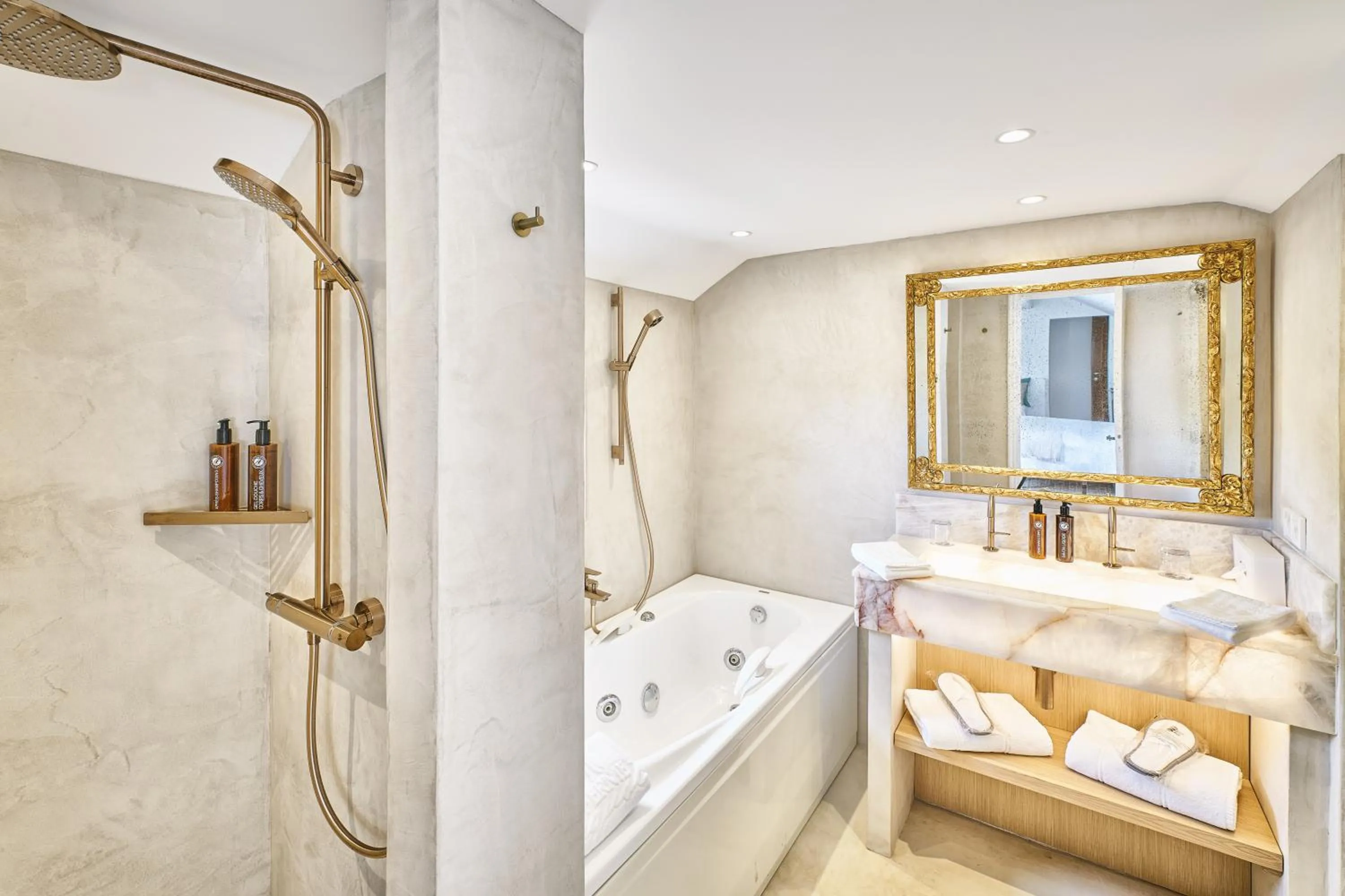 Shower, Bed in La Ferme D'Augustin