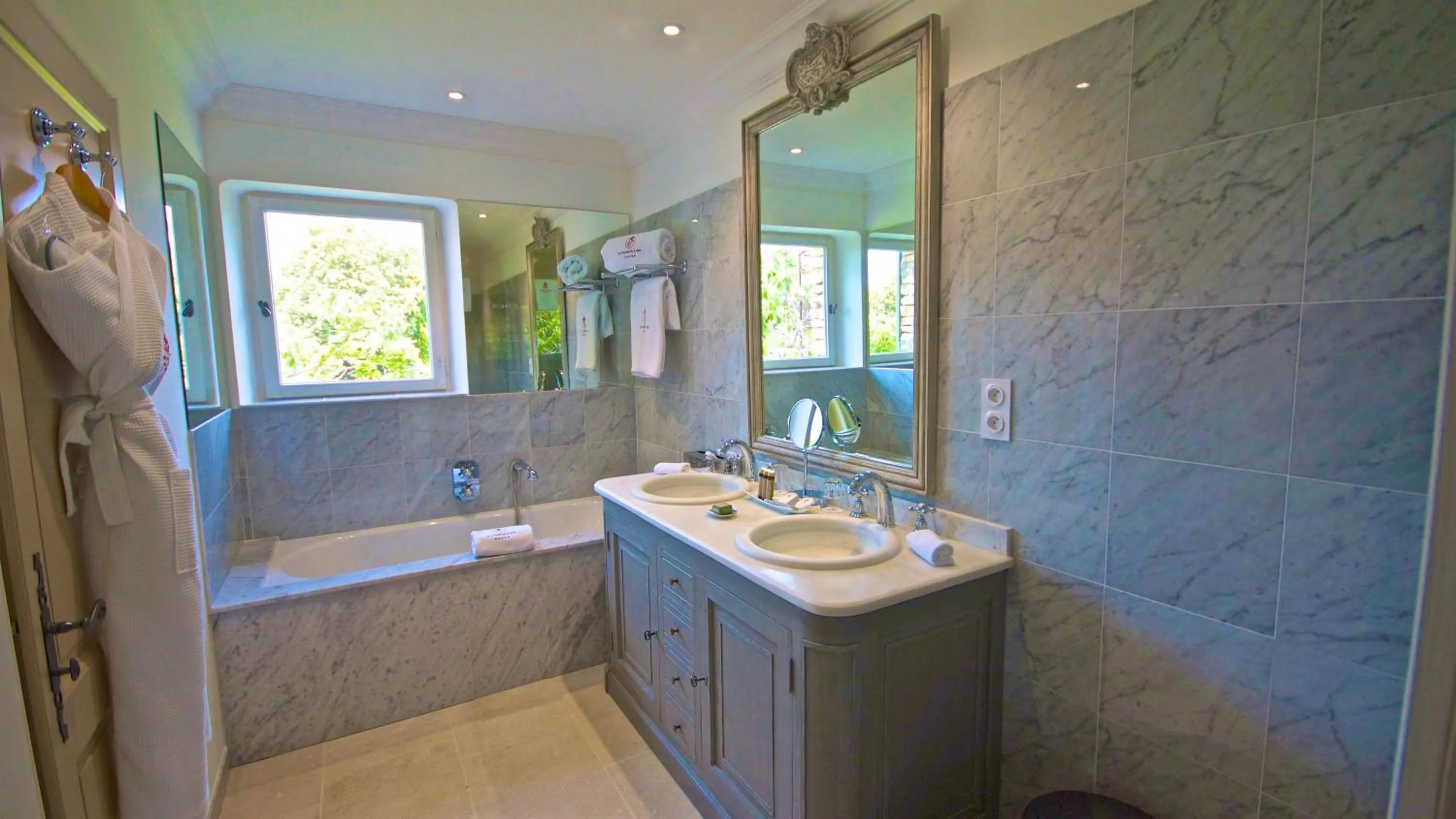 Shower in Le Phébus & Spa – Relais & Châteaux