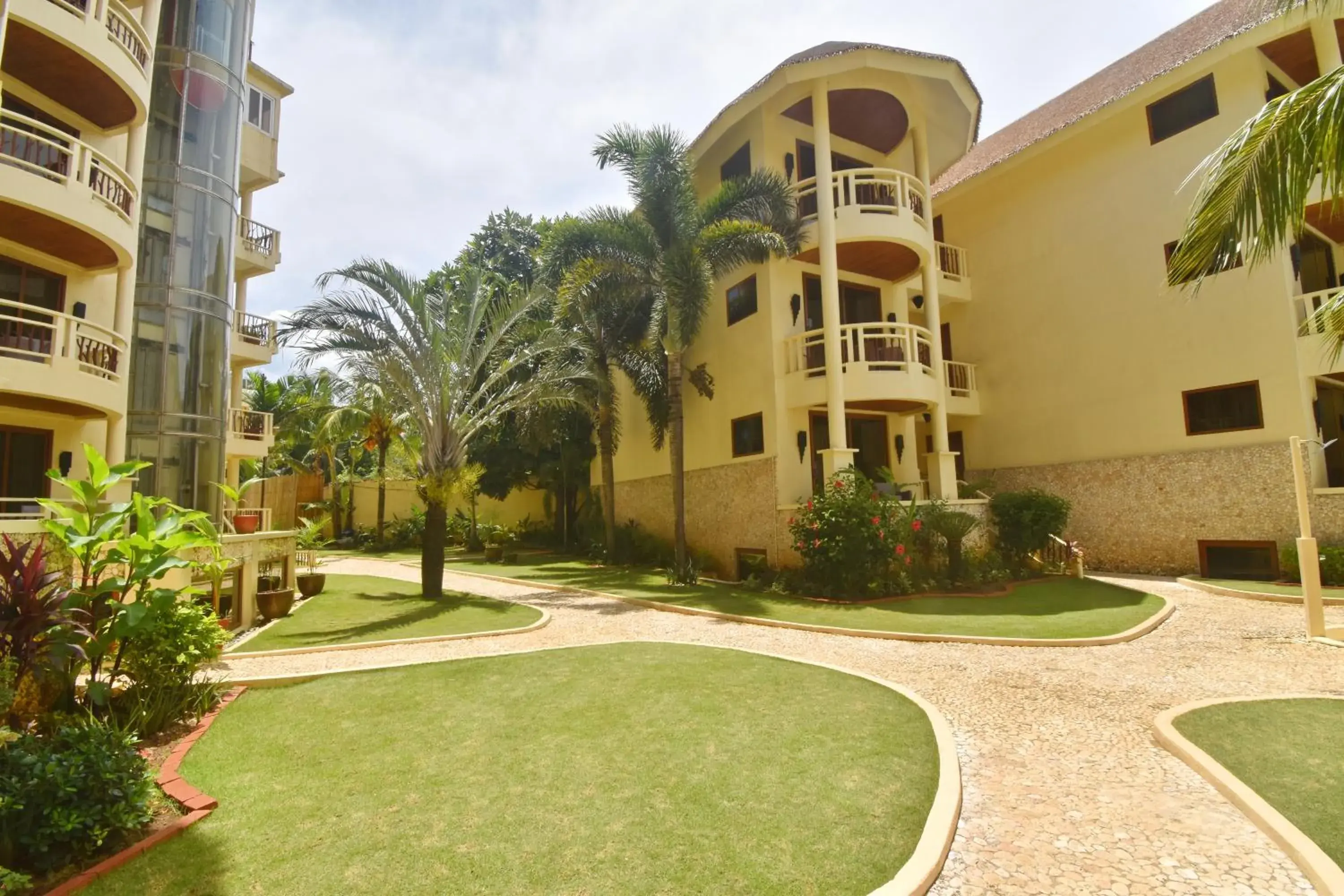 Property building in Ambassador In Paradise Property building in Ambassador In Paradise