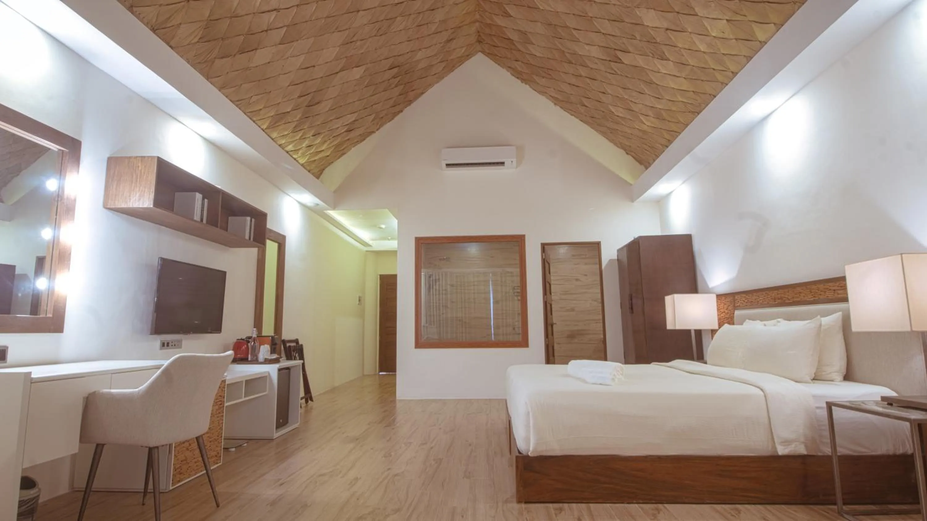 Photo of the whole room, Bed in Ambassador In Paradise