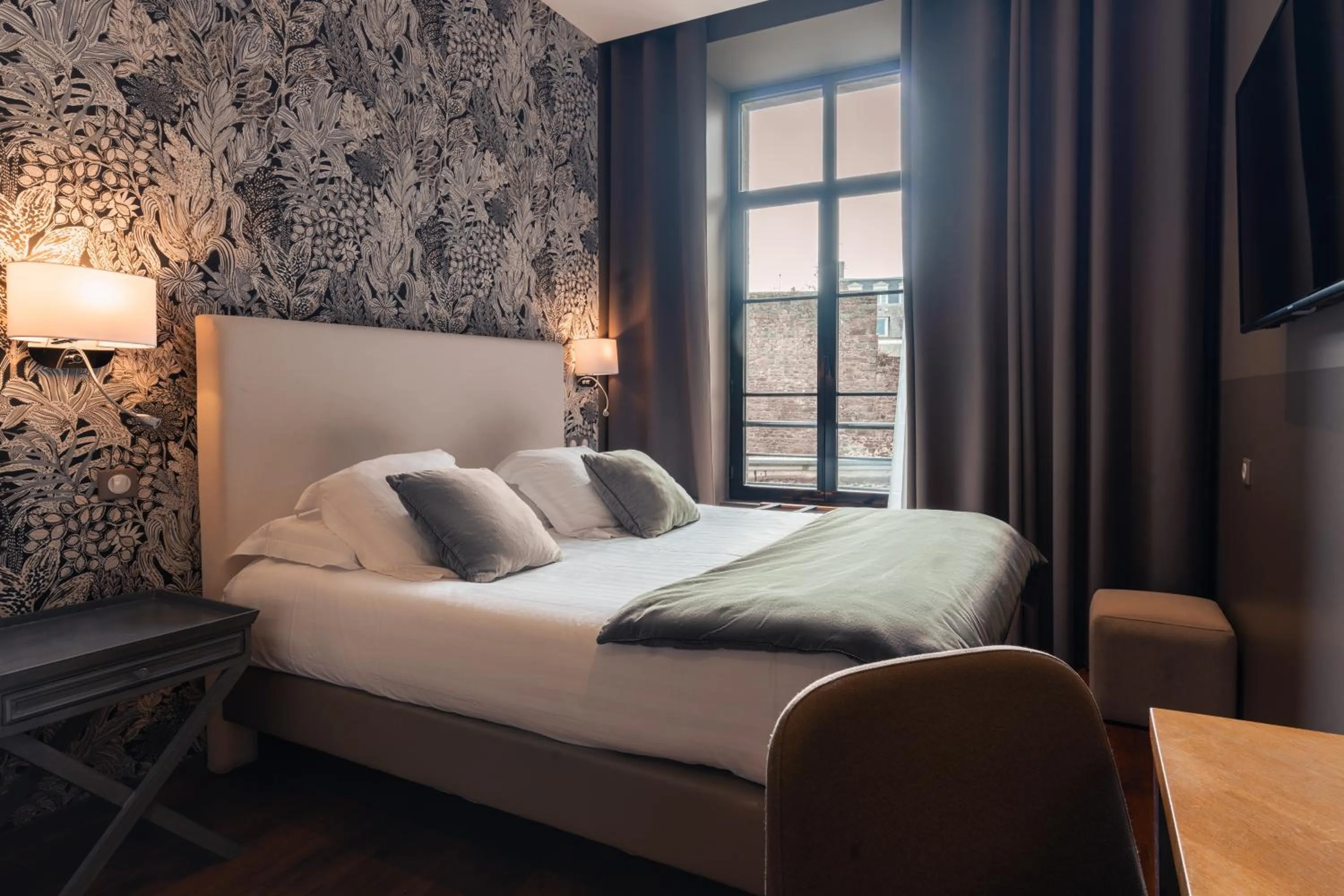 Photo of the whole room, Bed in Edgar Hôtel & Spa - Table Gastronomique