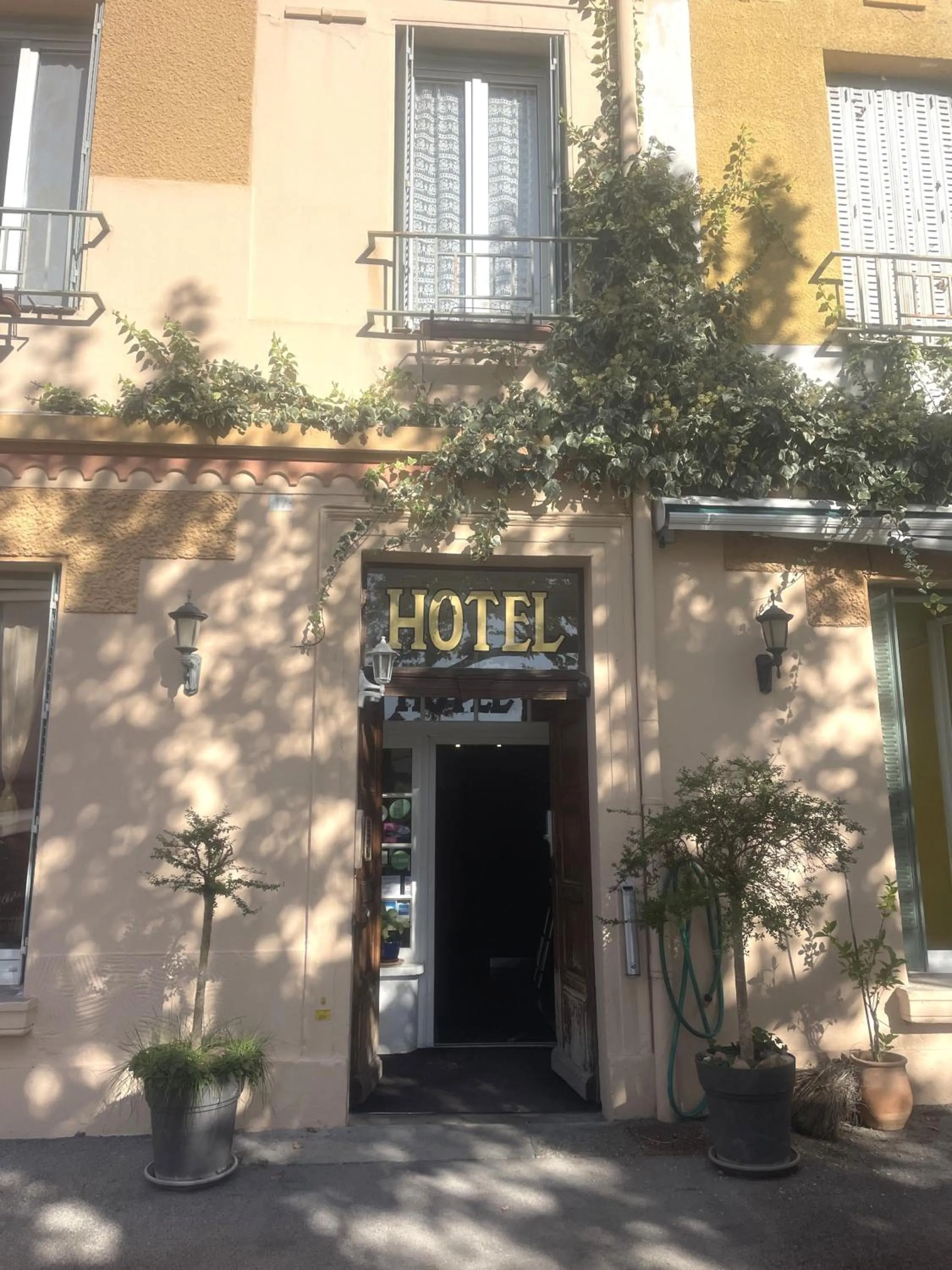 Property building in Hotel De Provence