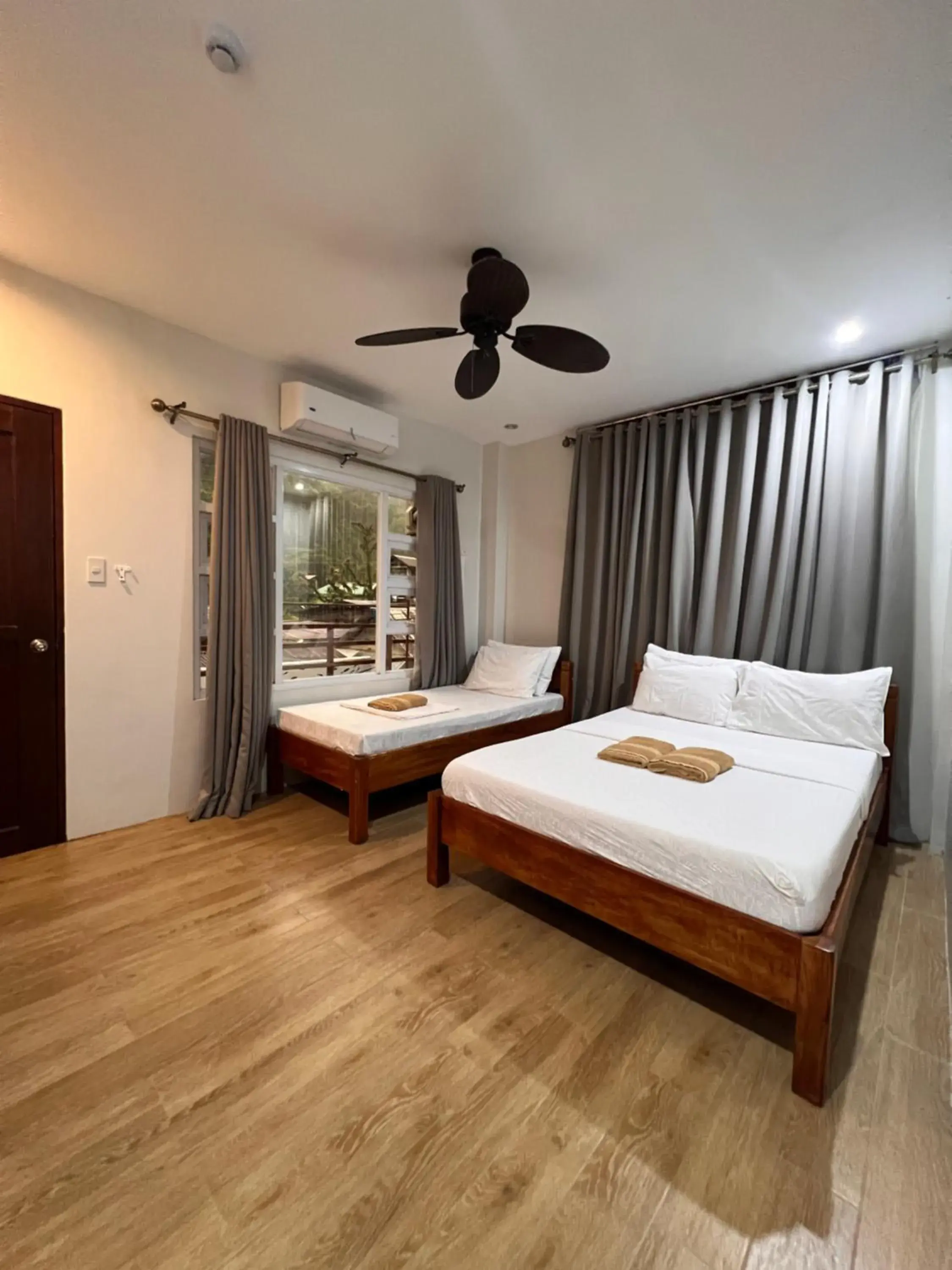 Triple room with balcony (street view) in Rosanna's Pension Triple room with balcony (street view) in Rosanna's Pension