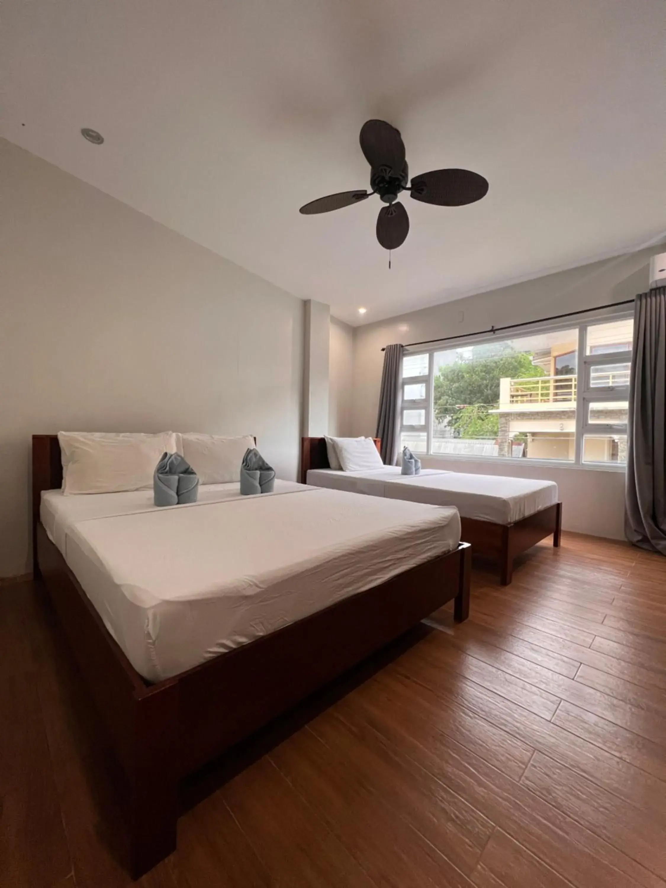 Quad room with street view in Rosanna's Pension Quad room with street view in Rosanna's Pension