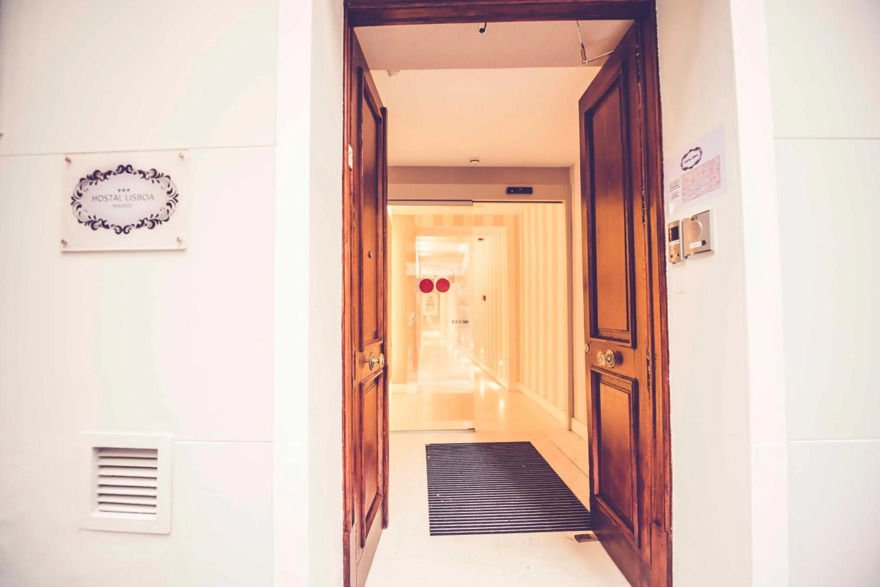 Facade/entrance in Hostal Lisboa