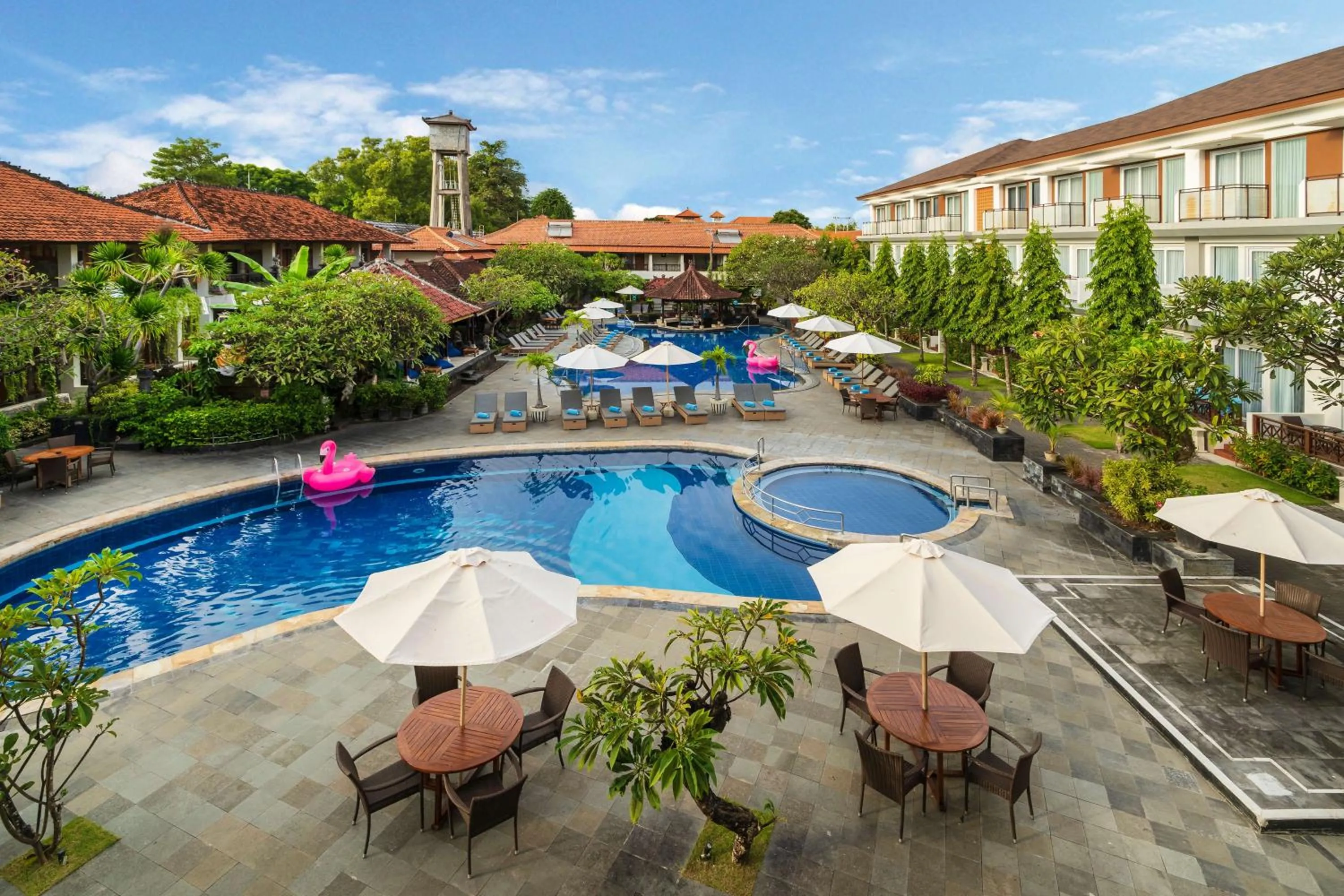 Swimming pool in Kuta Beach Club Hotel
