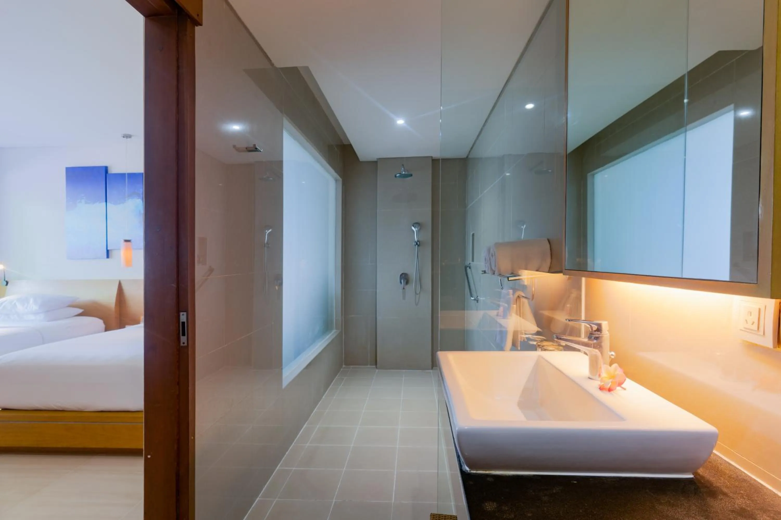 Bathroom, Bed in Kuta Beach Club Hotel