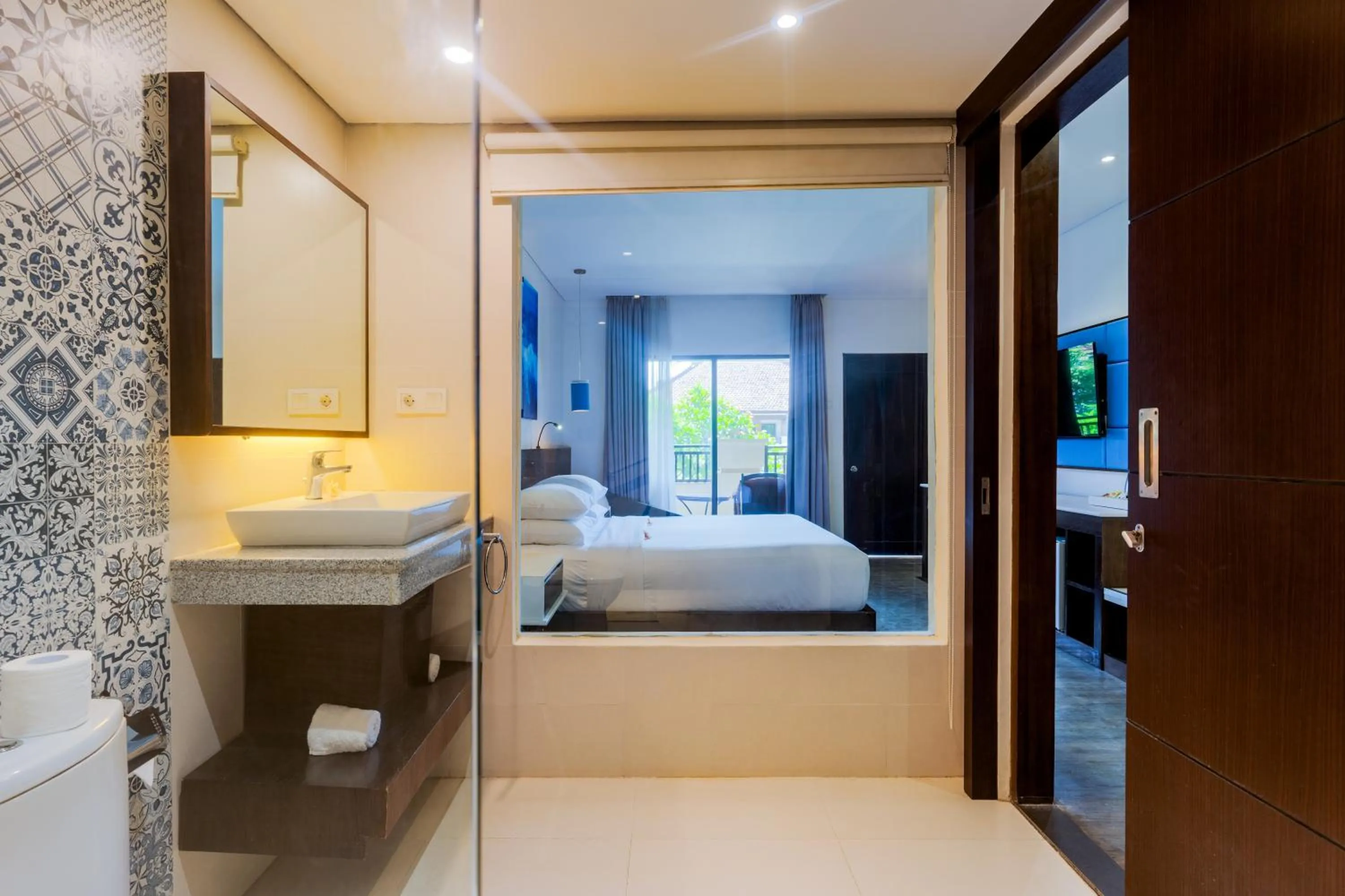 Bathroom, Bed in Kuta Beach Club Hotel