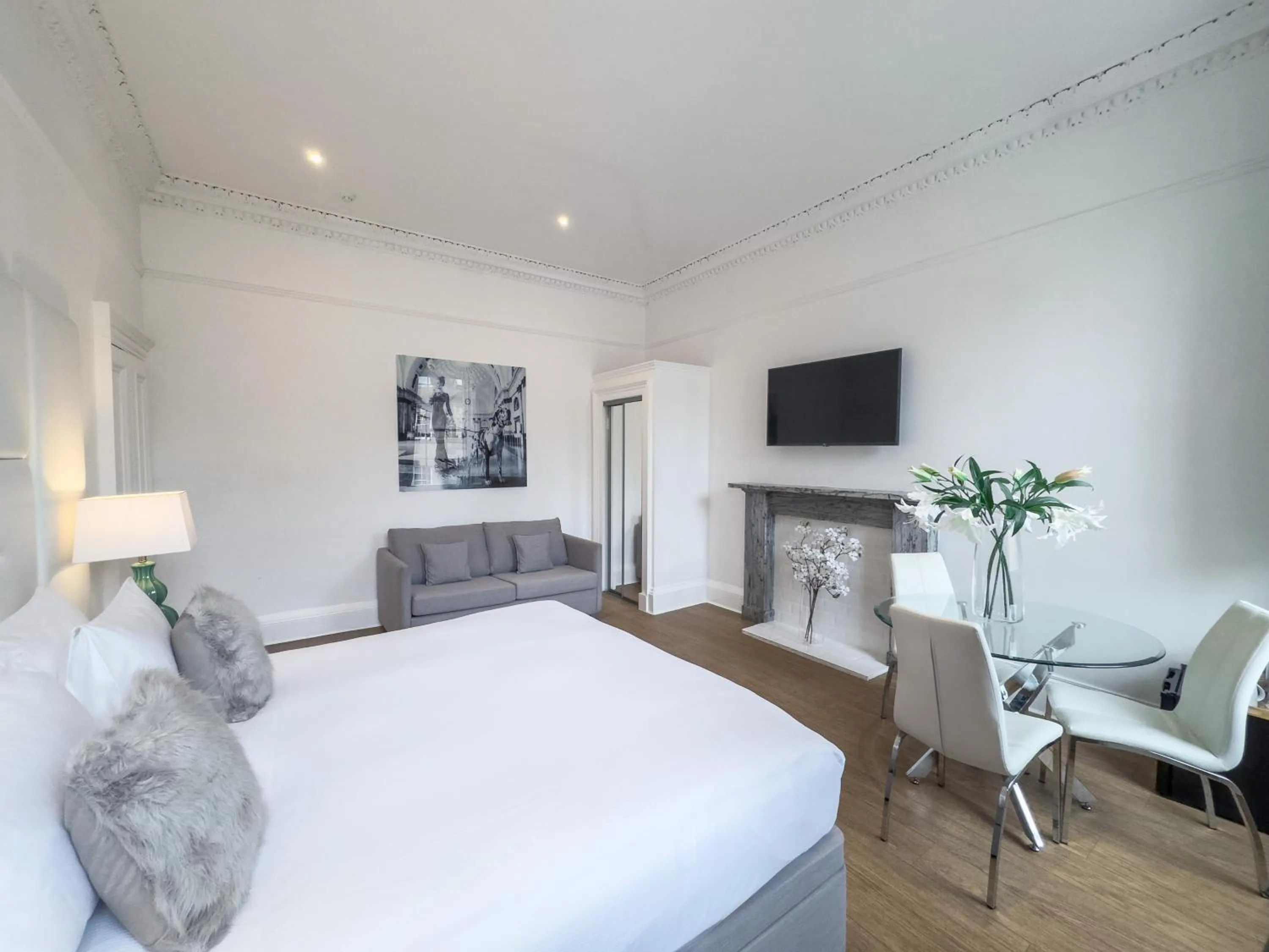 Bed in Hanover 71 Suites