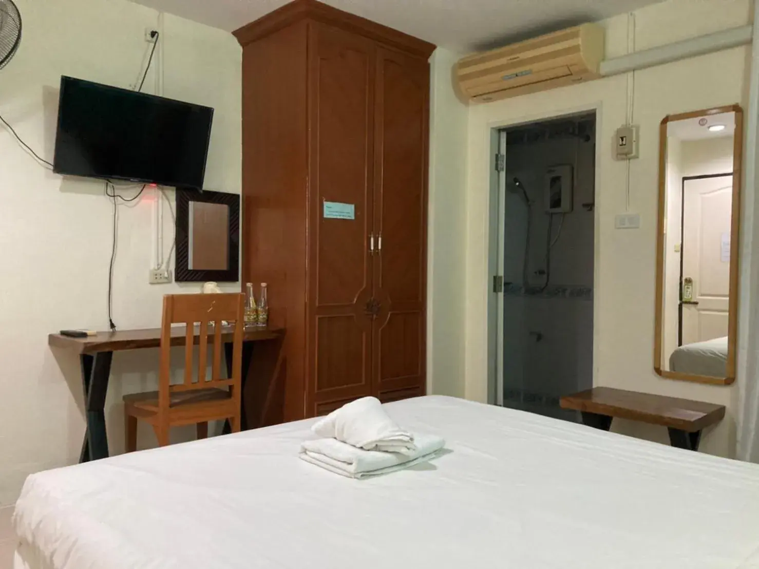 Photo of the whole room, Bed in MD House Photo of the whole room, Bed in MD House