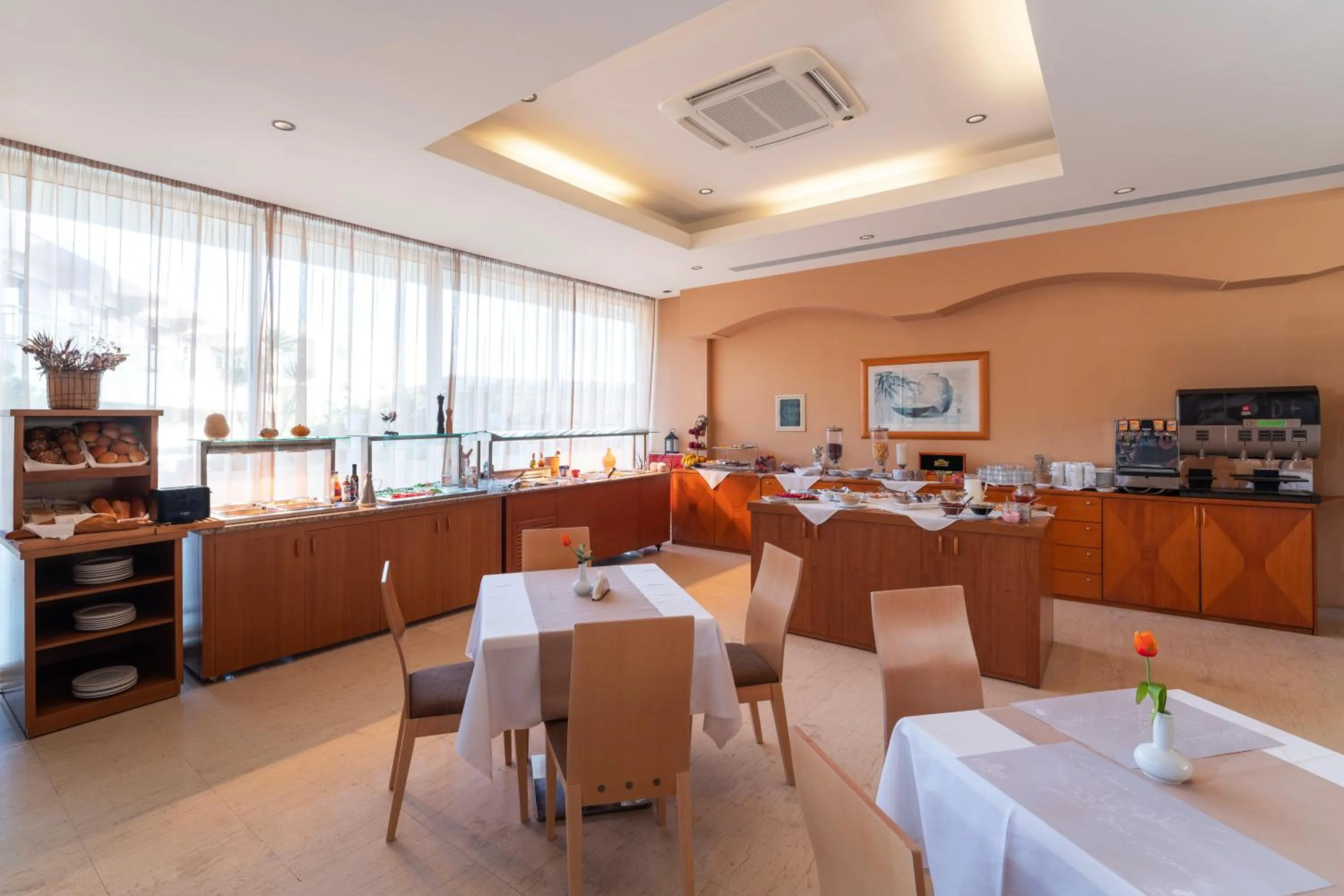 Restaurant/places to eat in Athineon Hotel