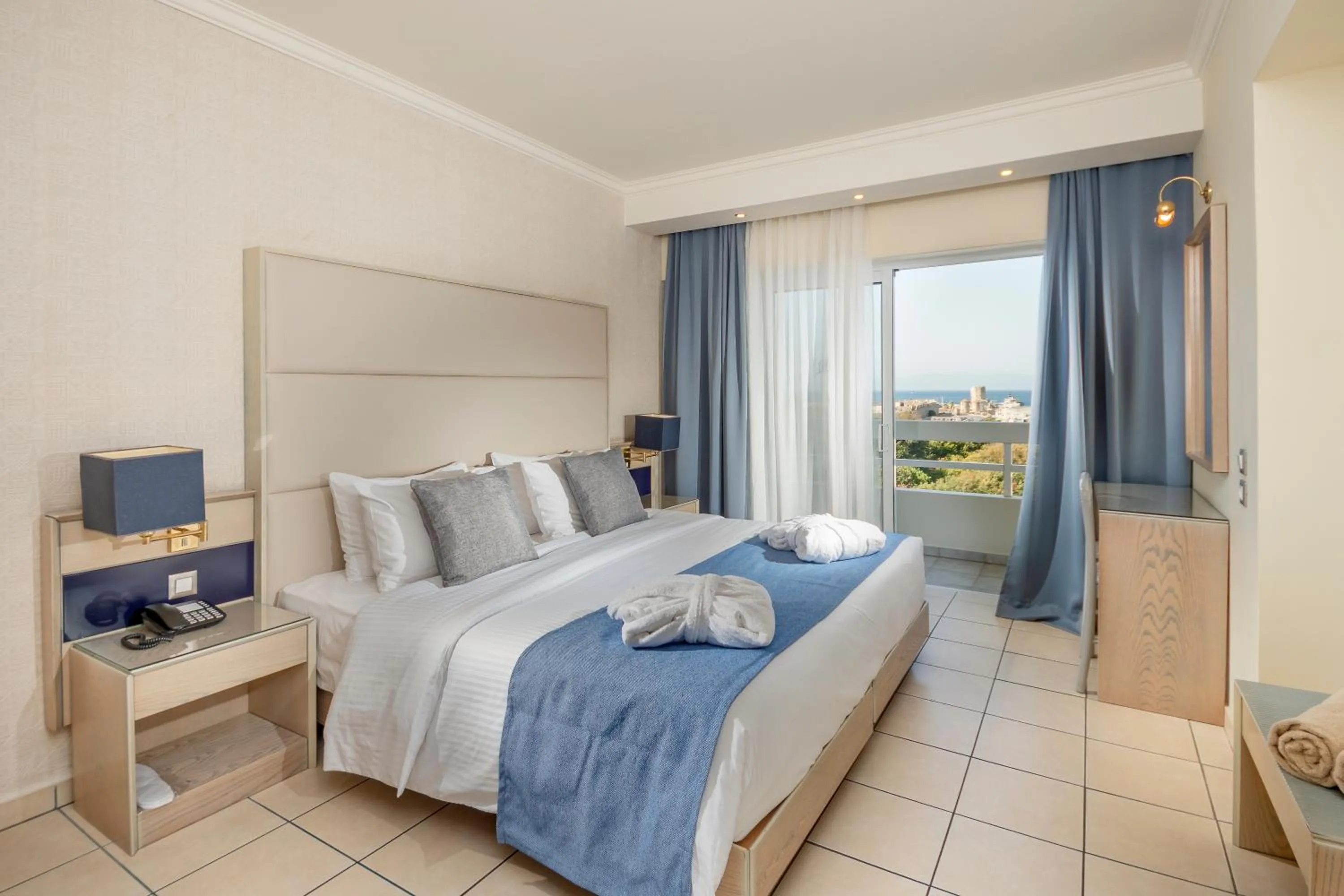 Balcony/Terrace, Bed in Athineon Hotel