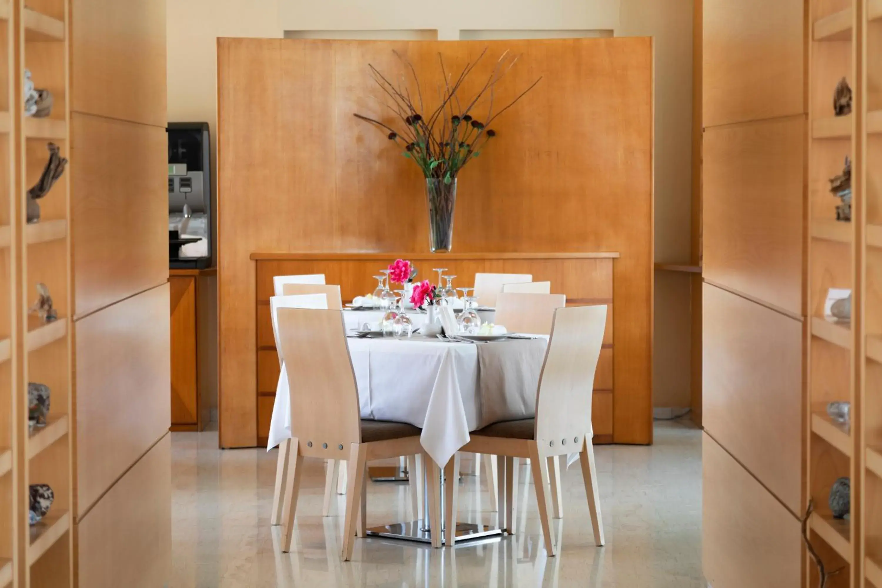 Restaurant/places to eat in Athineon Hotel Restaurant/places to eat in Athineon Hotel