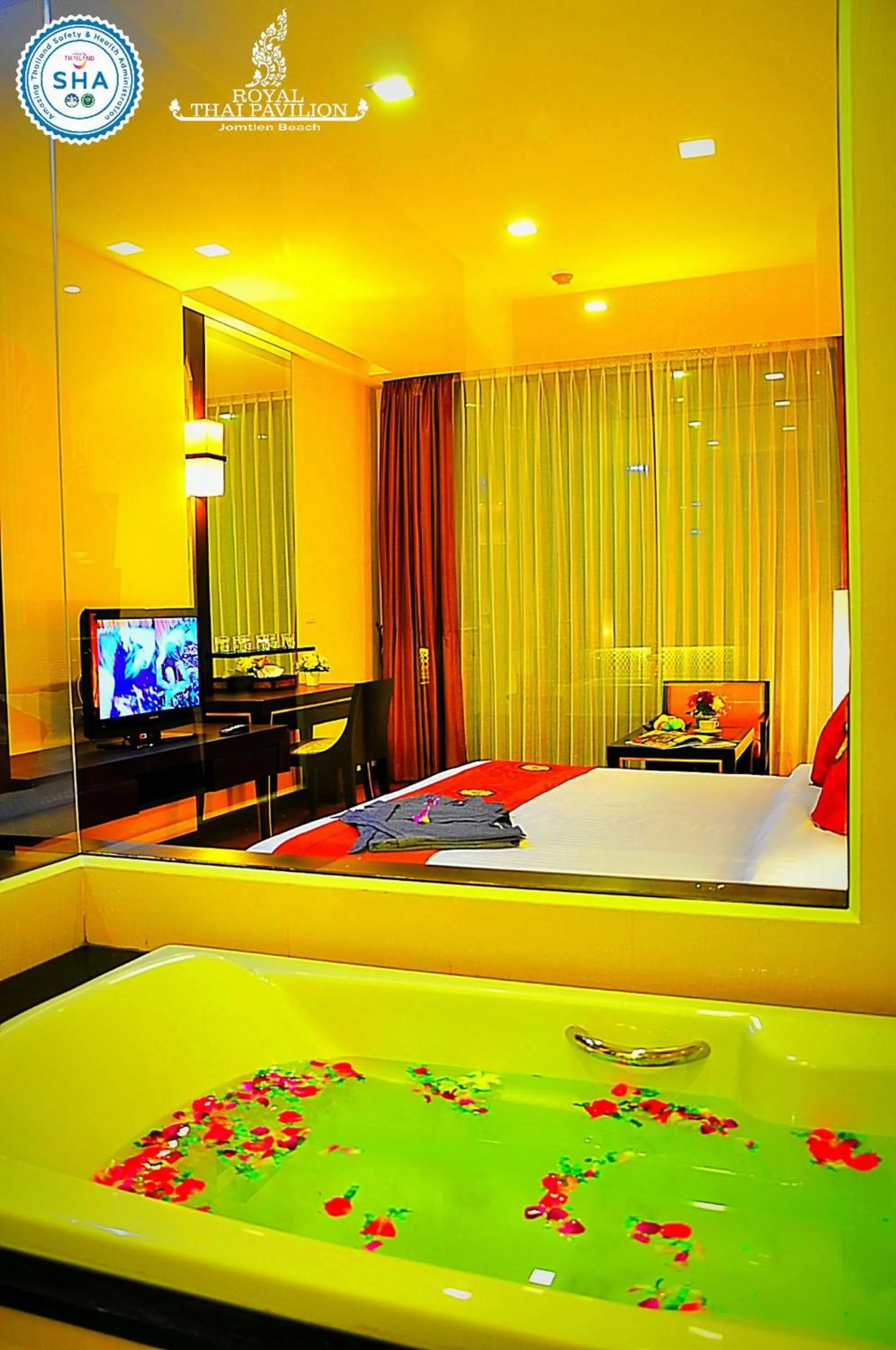 Bedroom, Bed in Royal Thai Pavilion Jomtien Hotel