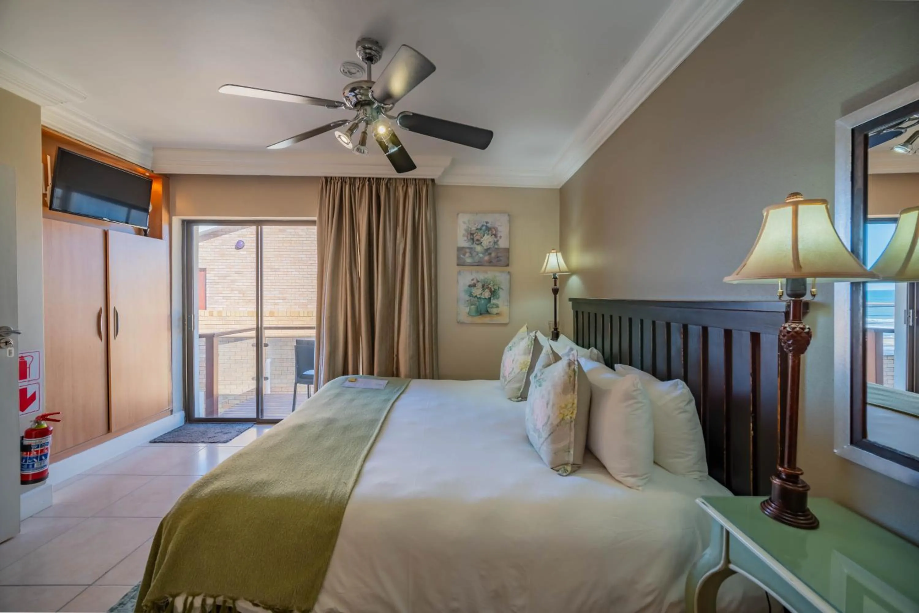Photo of the whole room, Bed in On the Beach Guesthouse Jeffreys Bay