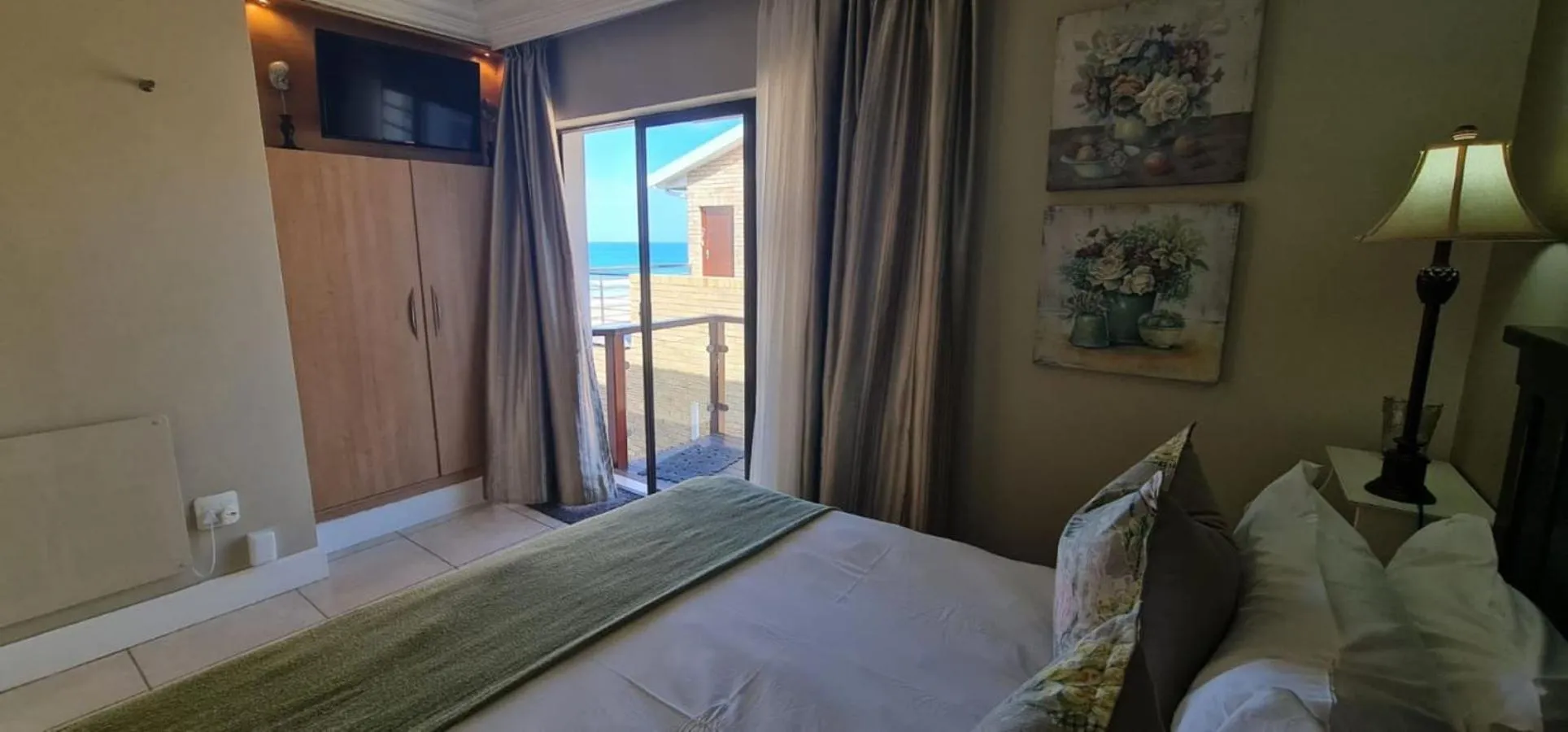 View (from property/room), Bed in On the Beach Guesthouse Jeffreys Bay